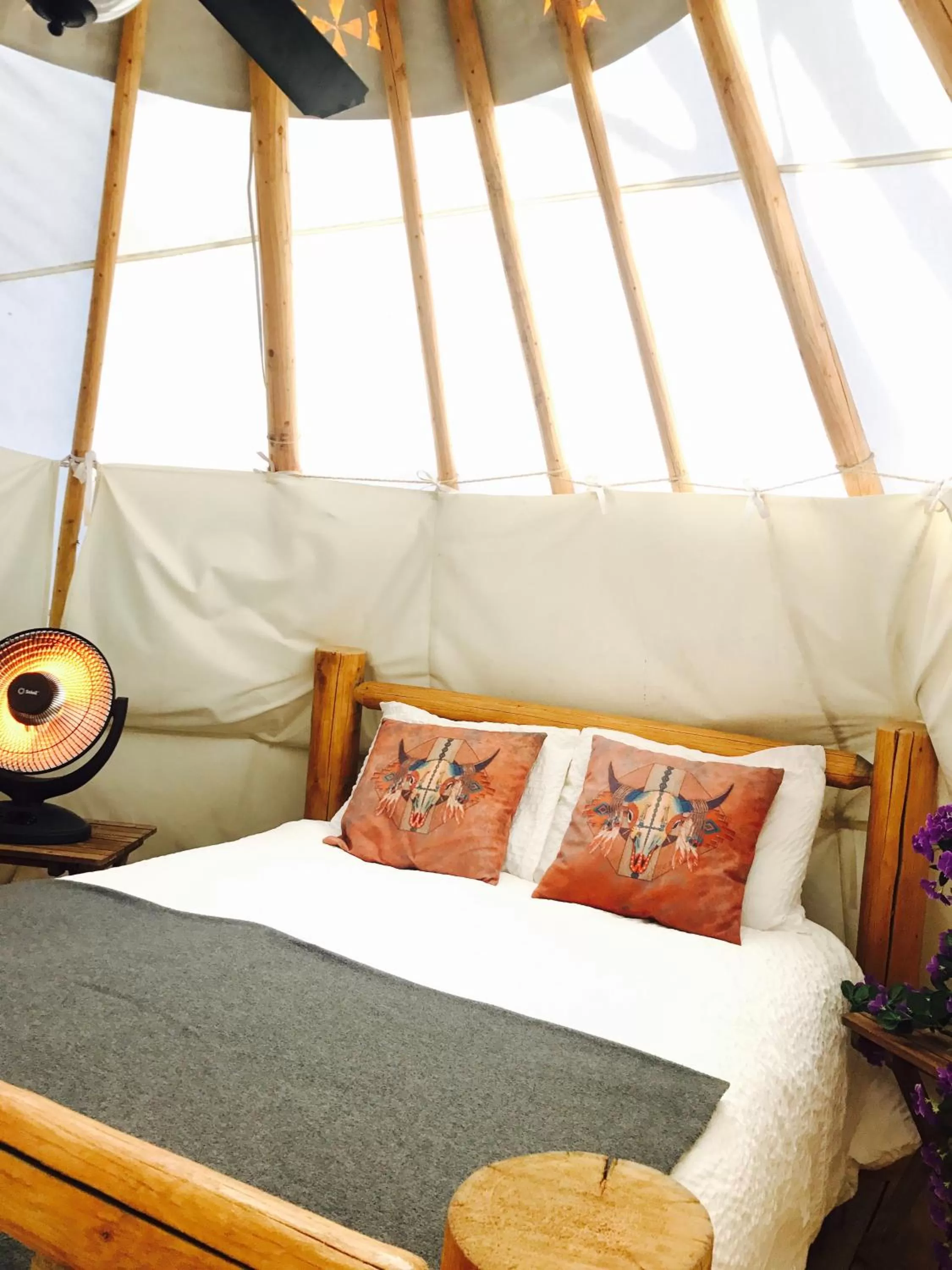 Bed in Olancha RV Park and Motel