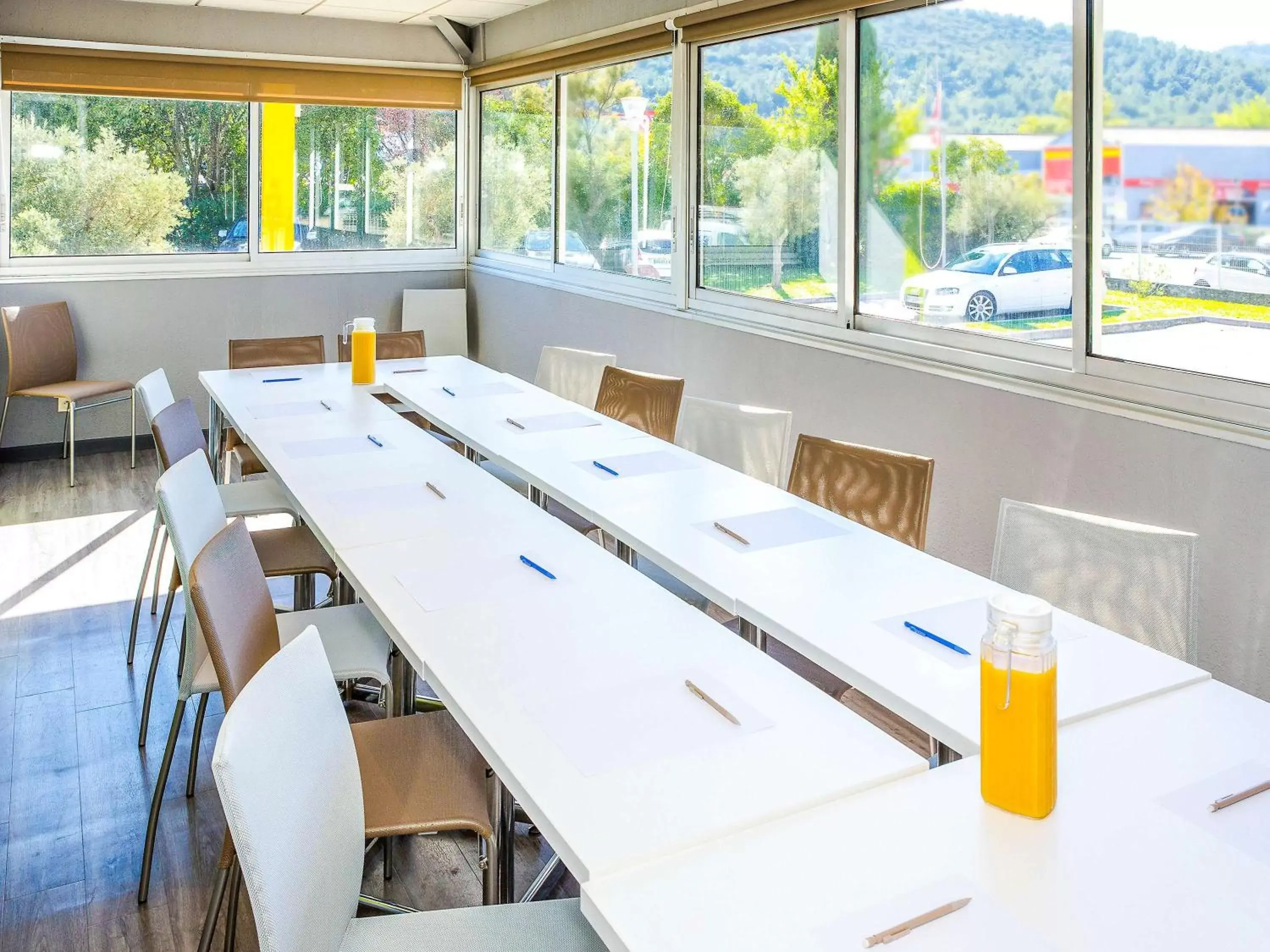 On site, Restaurant/Places to Eat in ibis budget Aubagne Paluds Agora