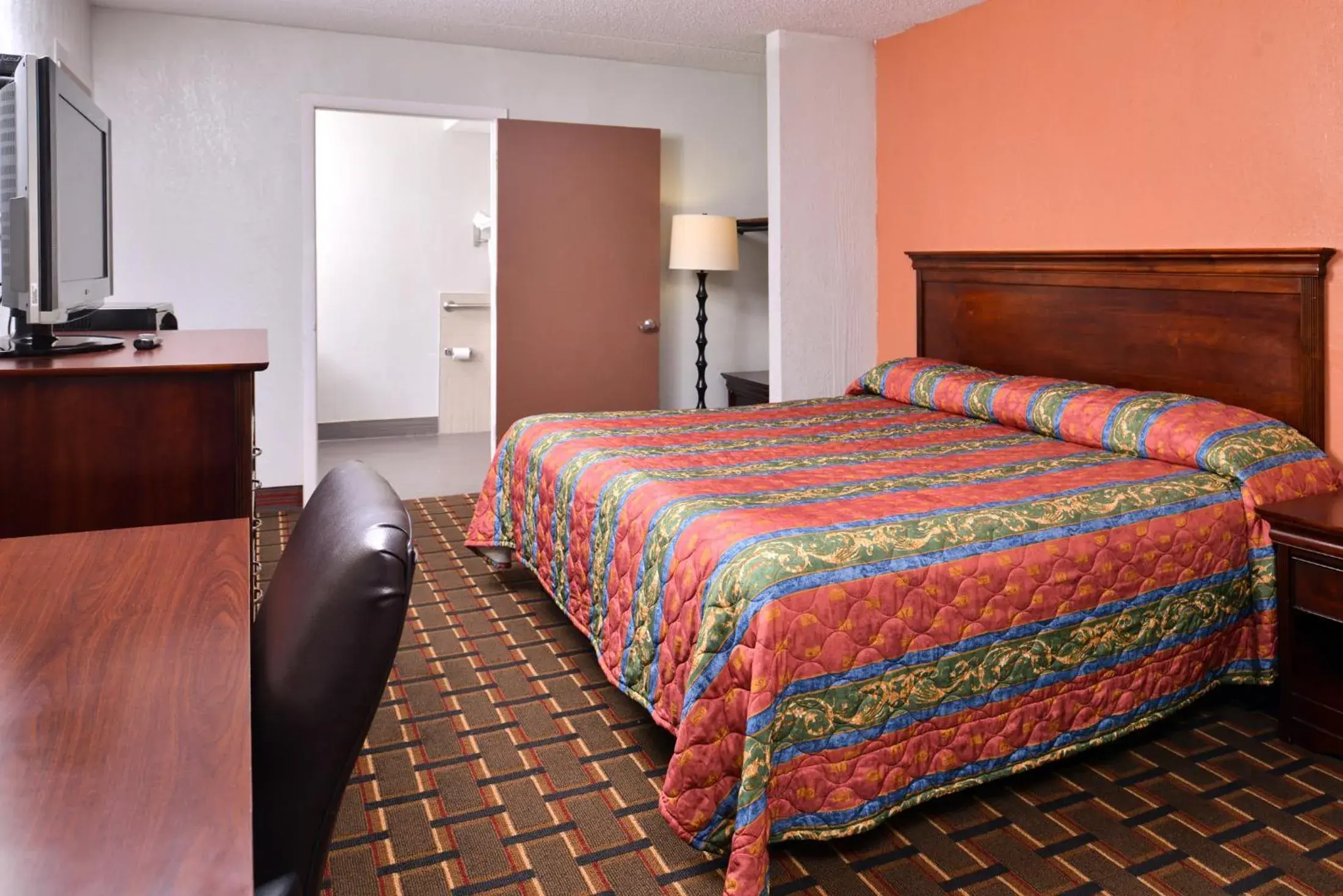 Bedroom, Bed in Americas Best Value Inn Richmond South