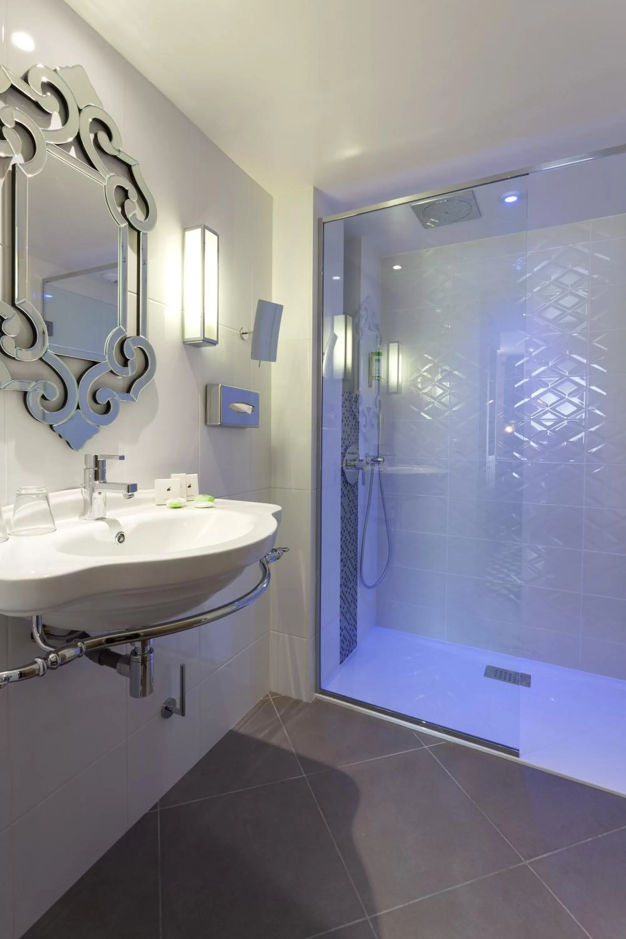 Shower in Hotel Phileas Lazare & Spa - Opera