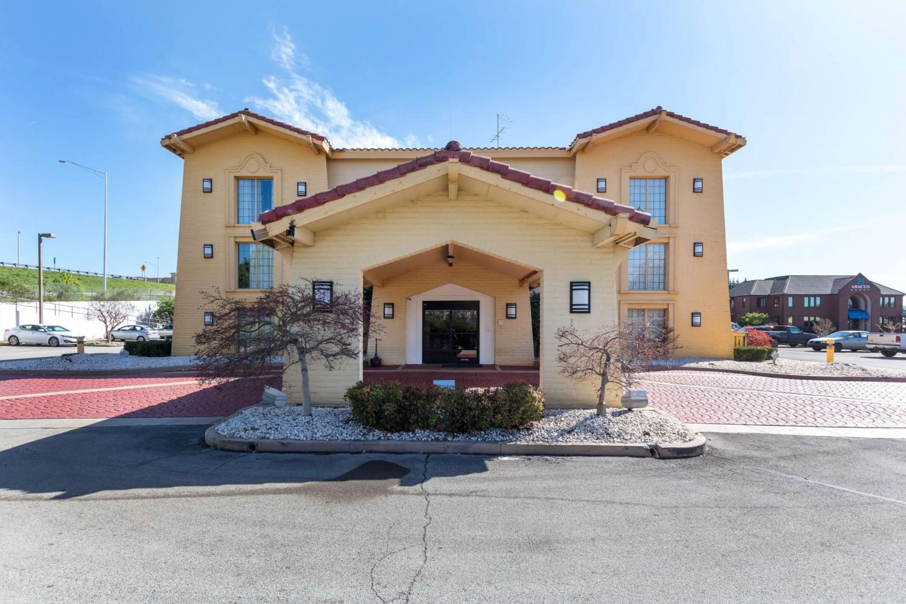 Property building in Motel 6-Knoxville, TN