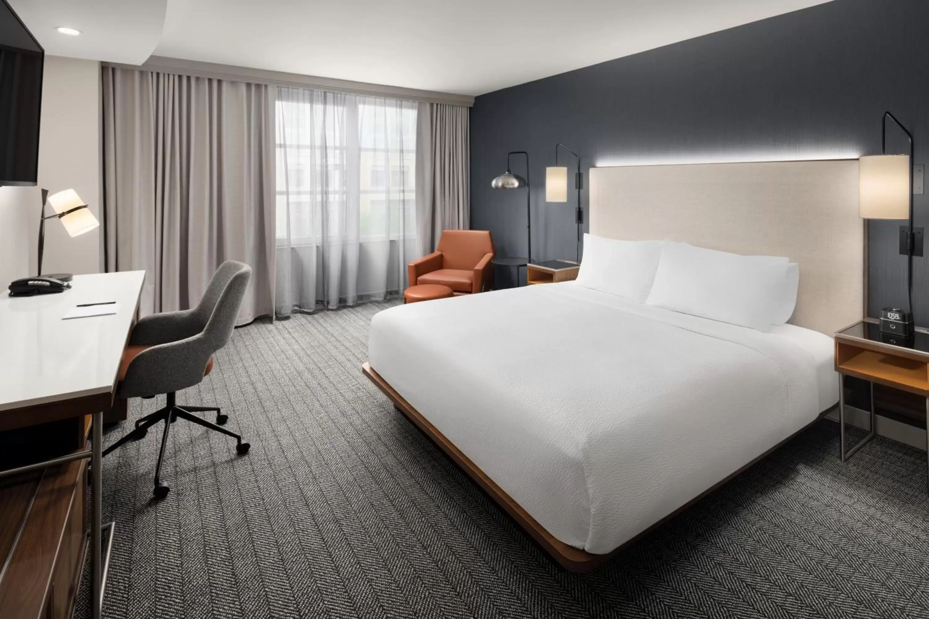 Photo of the whole room, Bed in Courtyard by Marriott Seattle Bellevue/Downtown