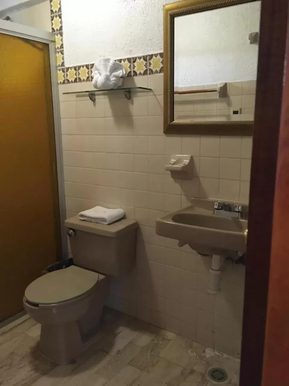 Bathroom in Arcos hotel