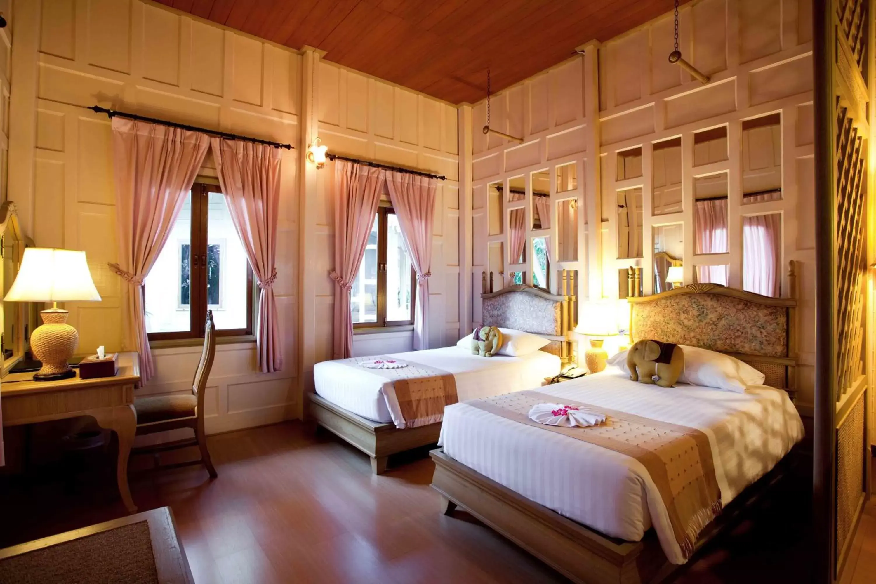 Bedroom, Bed in Methavalai Hotel