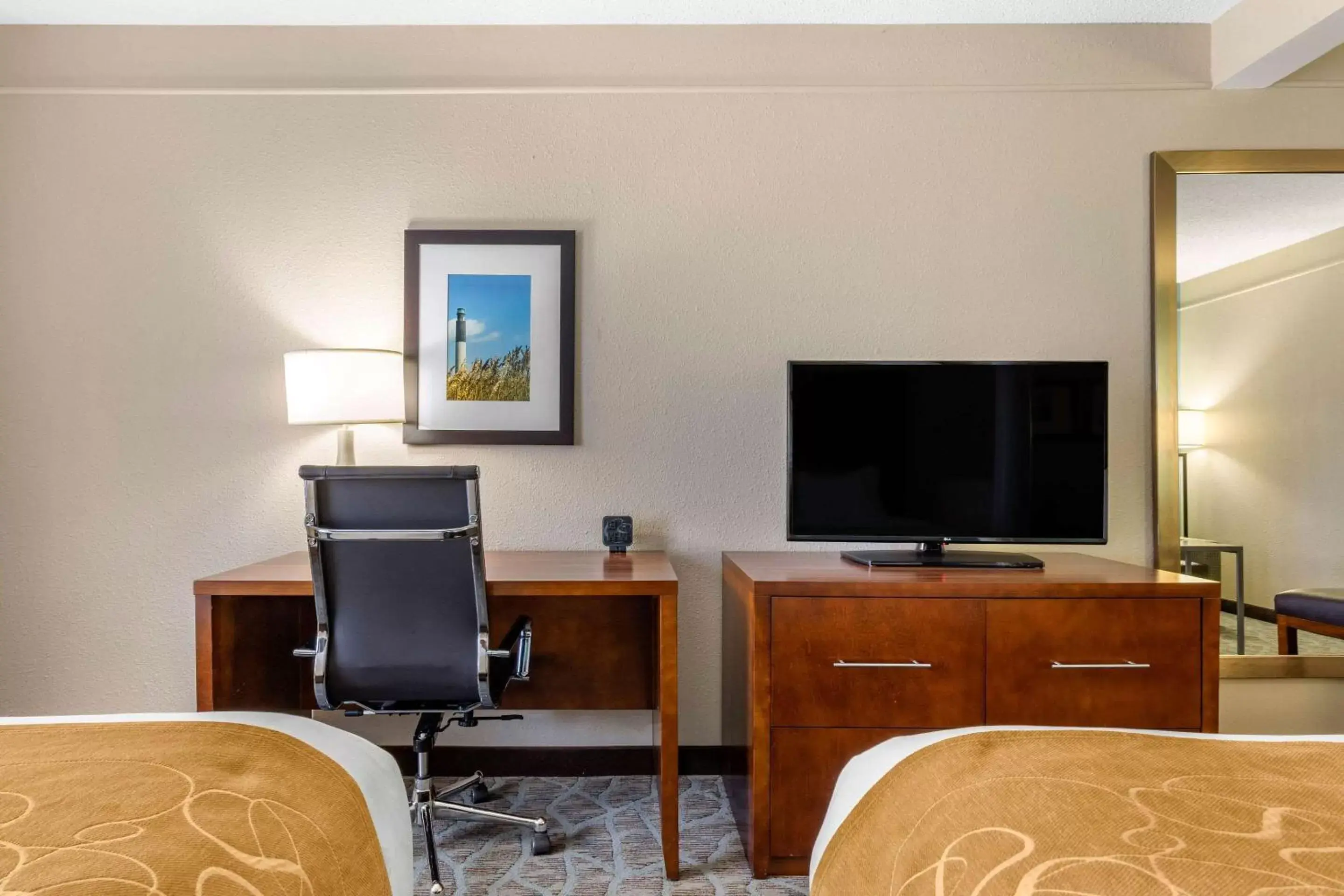 Bedroom, TV/Entertainment Center in Comfort Suites Southport - Oak Island