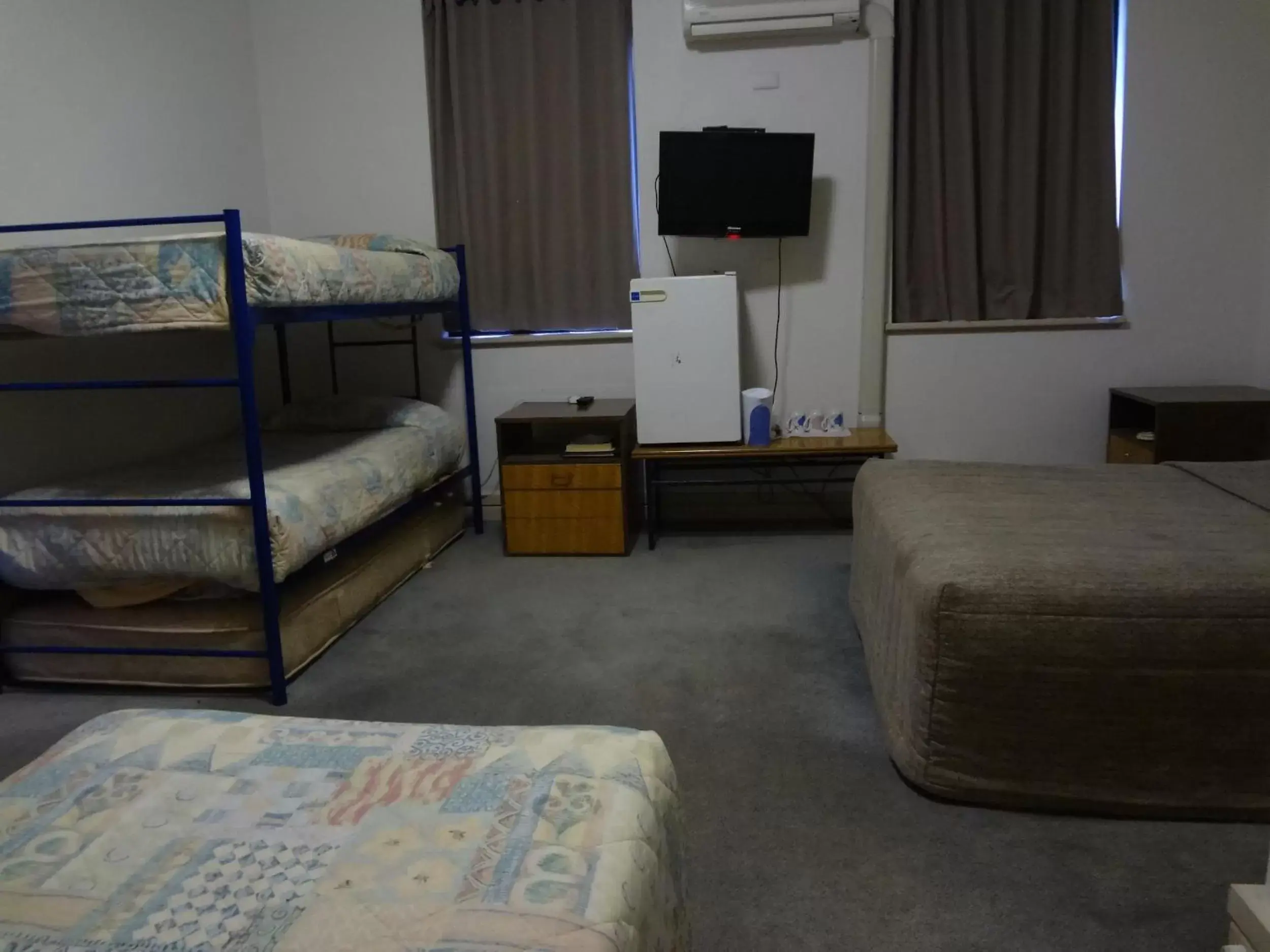 Photo of the whole room, Bunk Bed in Amaroo Hotel Dubbo