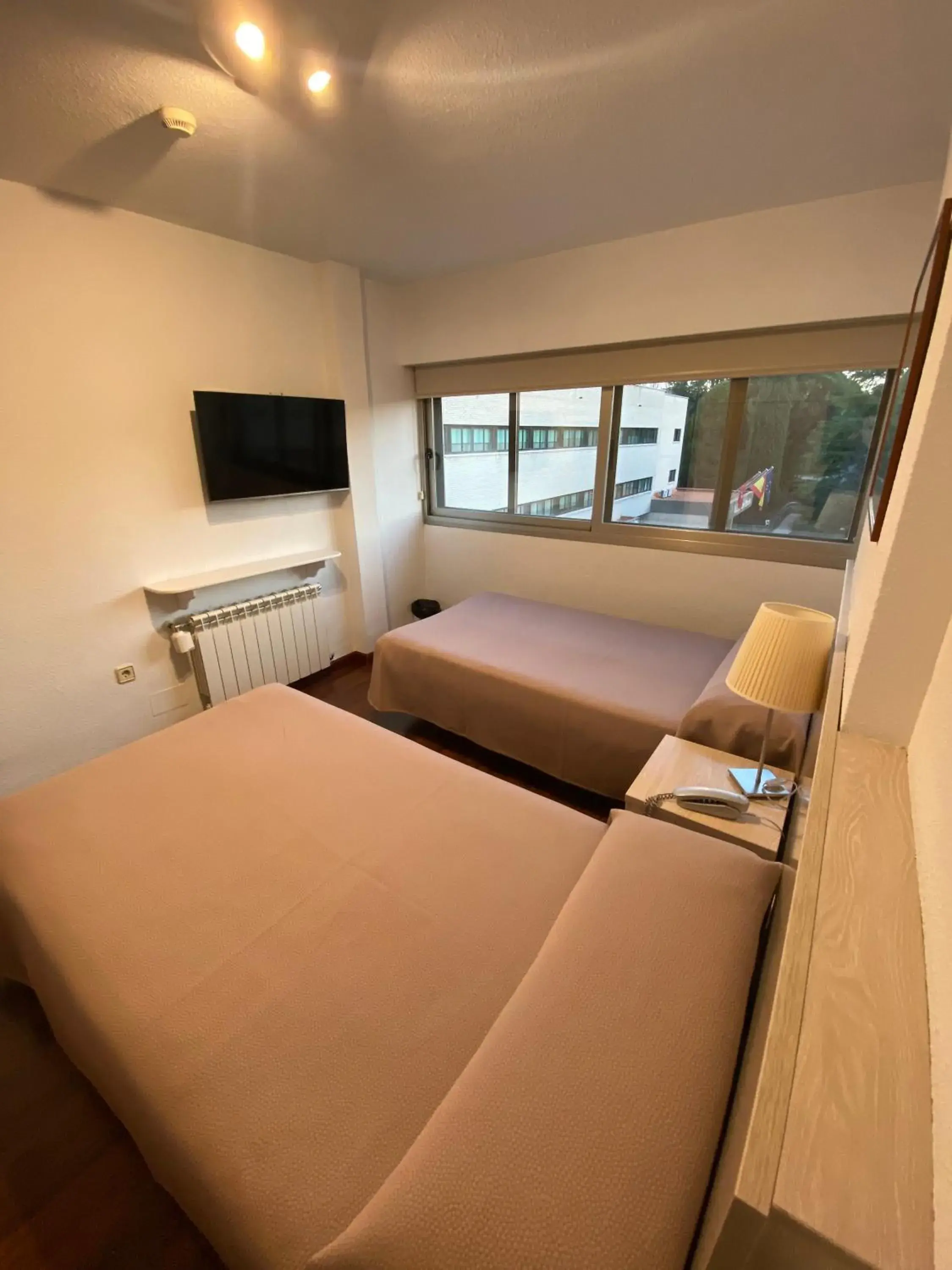 TV and multimedia, Bed in Hotel Escuela Madrid