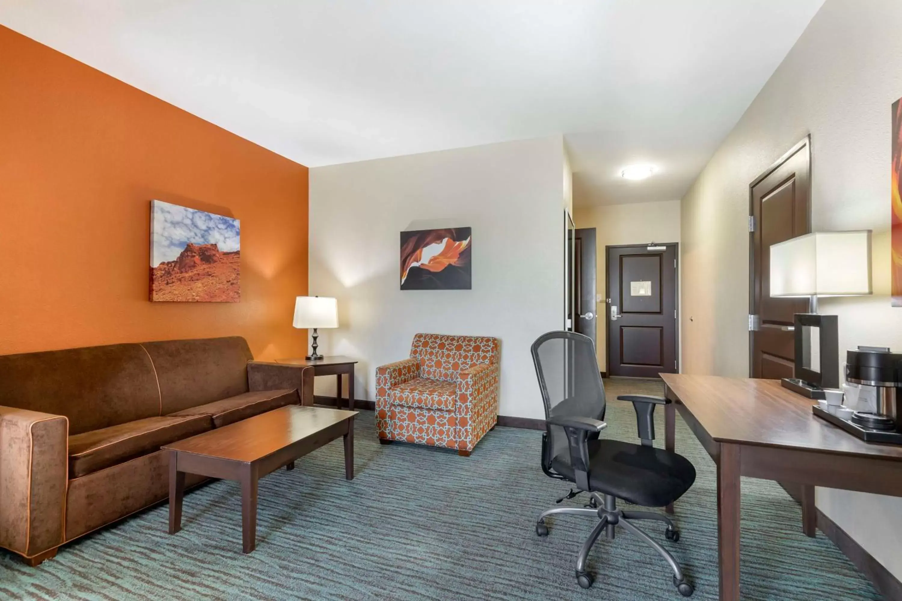 Photo of the whole room, Seating Area in Best Western Plus Longhorn Inn & Suites