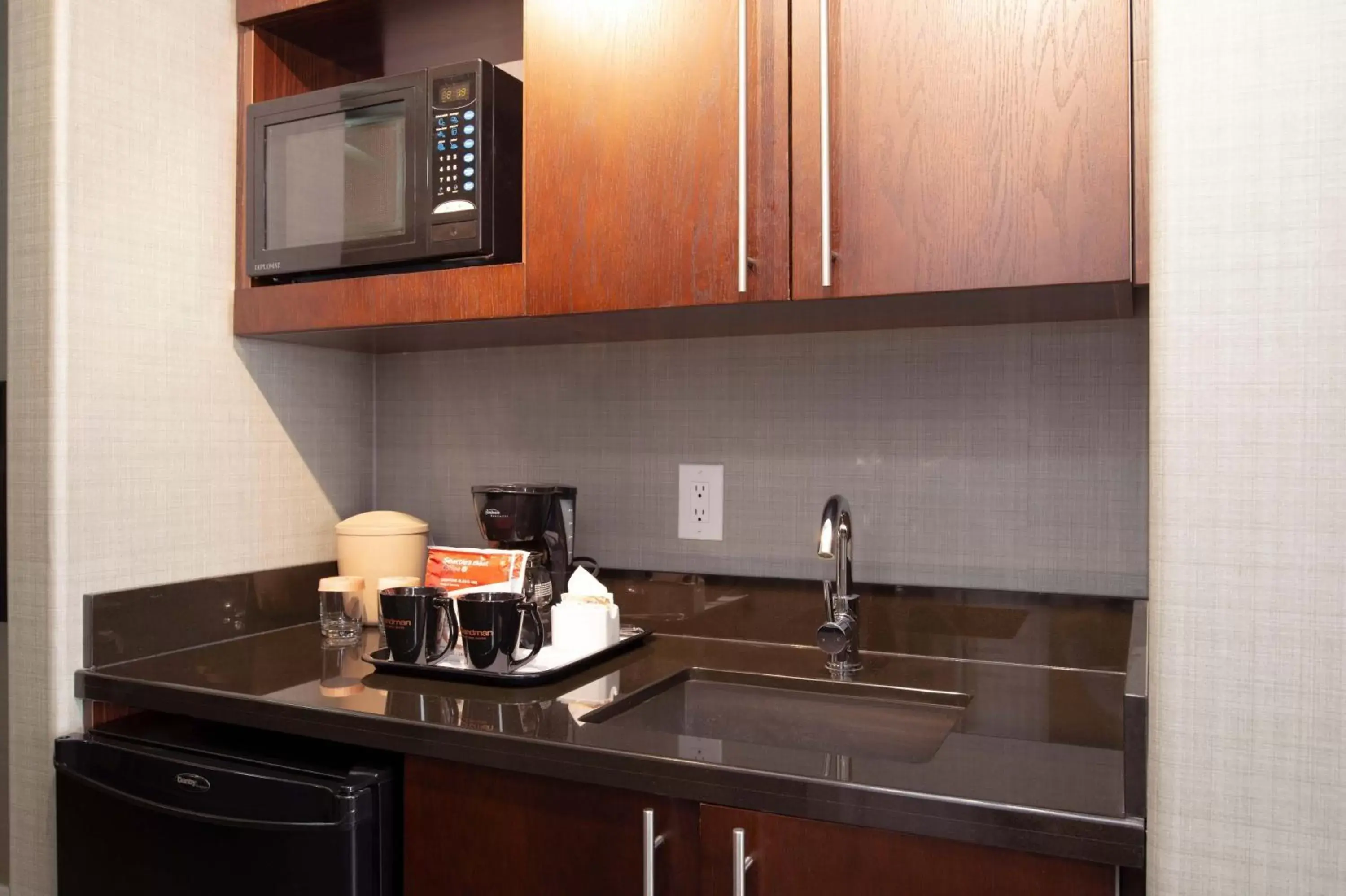 Kitchen or kitchenette, Kitchen/Kitchenette in Sandman Hotel Vancouver Airport