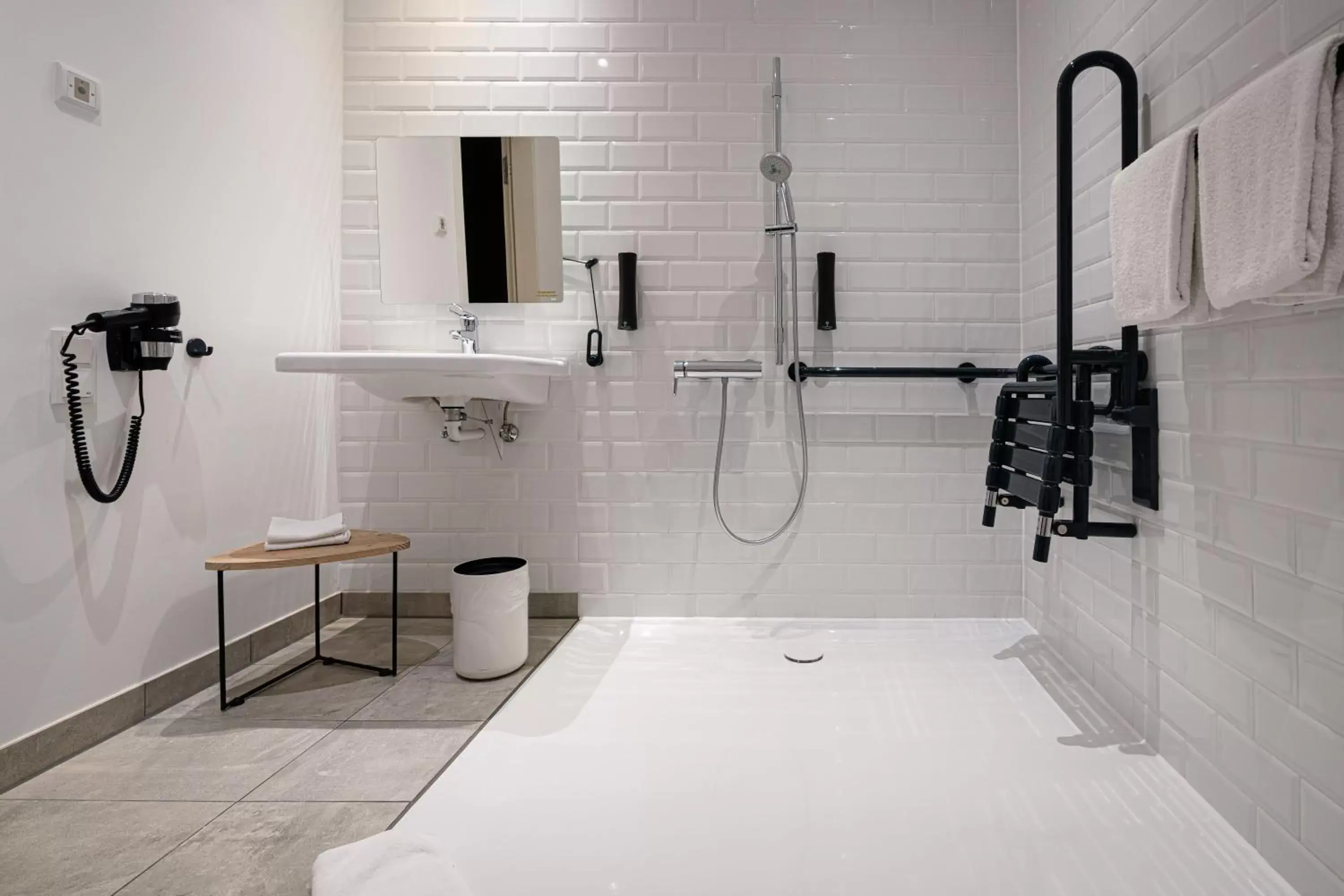 Facility for disabled guests, Bathroom in gambino hotel WERKSVIERTEL