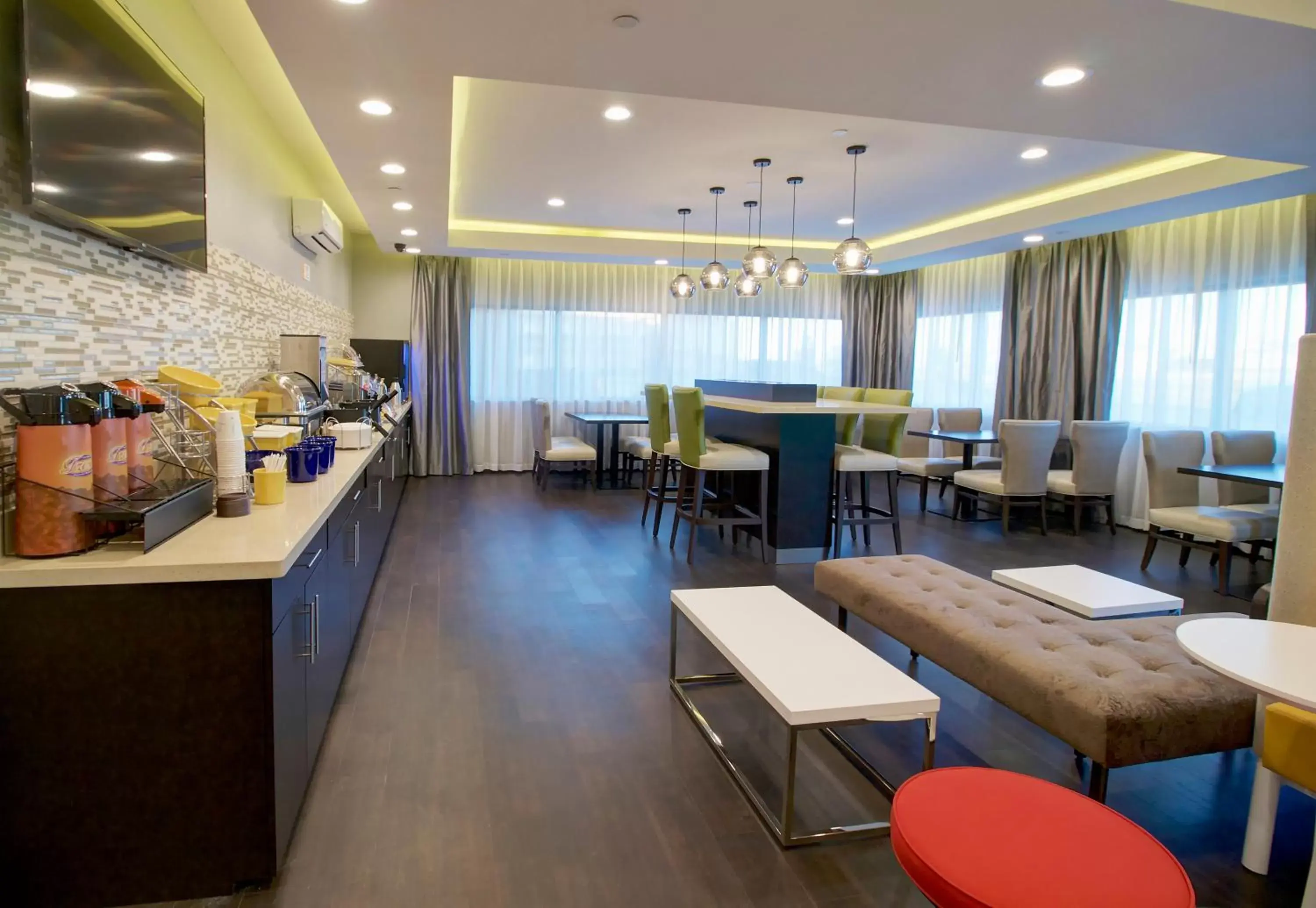 Communal lounge/ TV room, Restaurant/Places to Eat in Days Inn & Suites by Wyndham Port Arthur