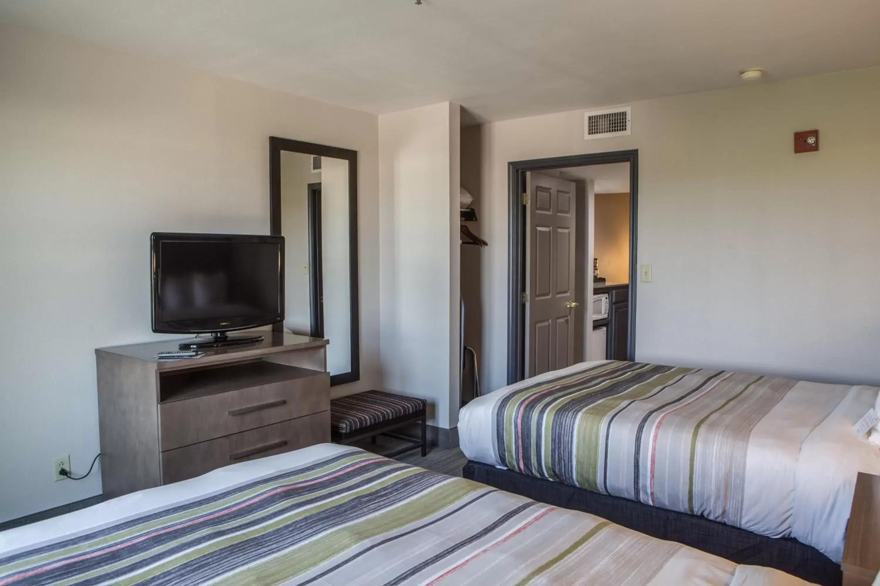 Bedroom, Bed in Country Inn & Suites by Radisson, Harlingen, TX