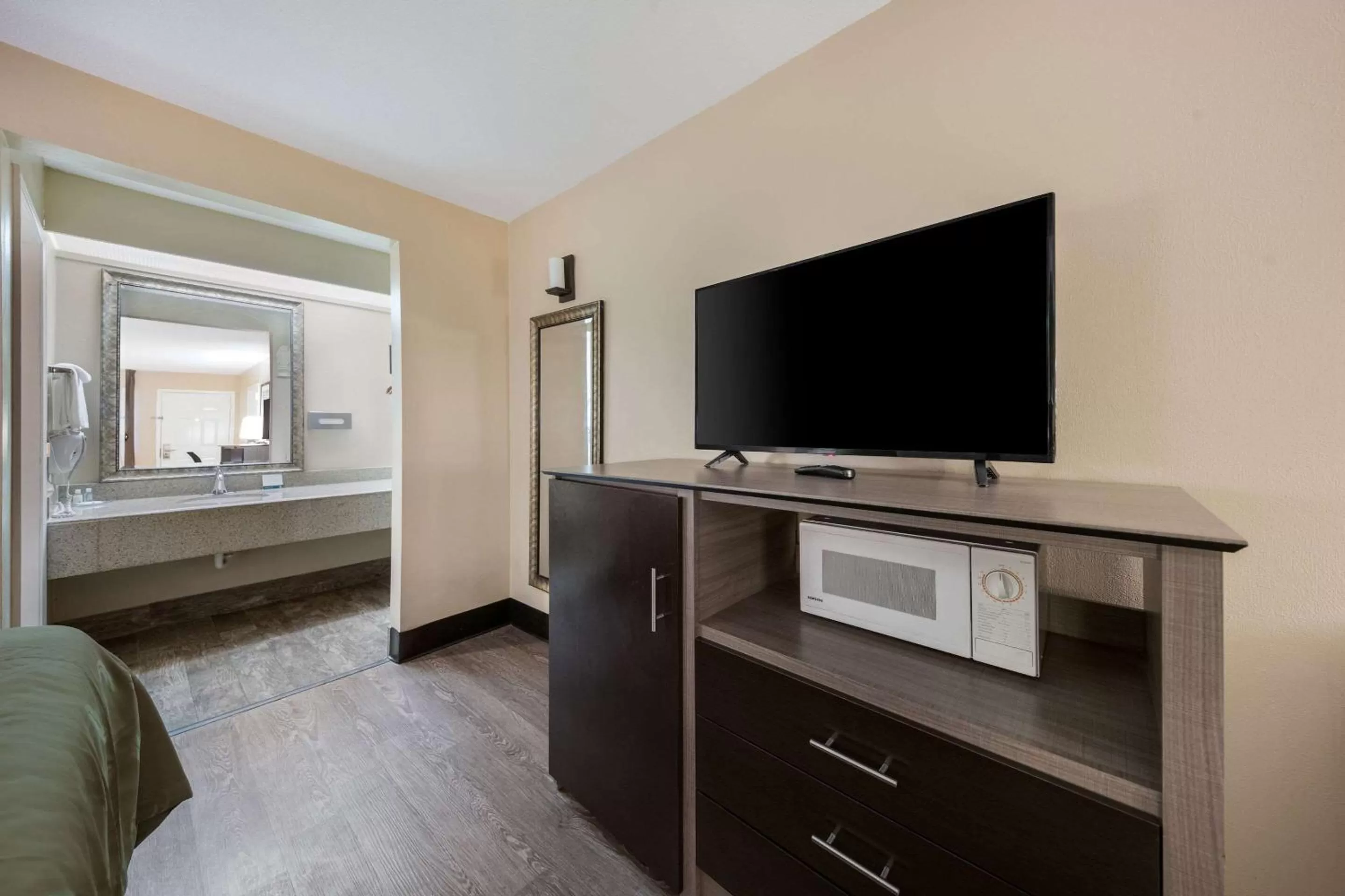 TV and multimedia, Bed in Quality Inn & Suites Garland - East Dallas