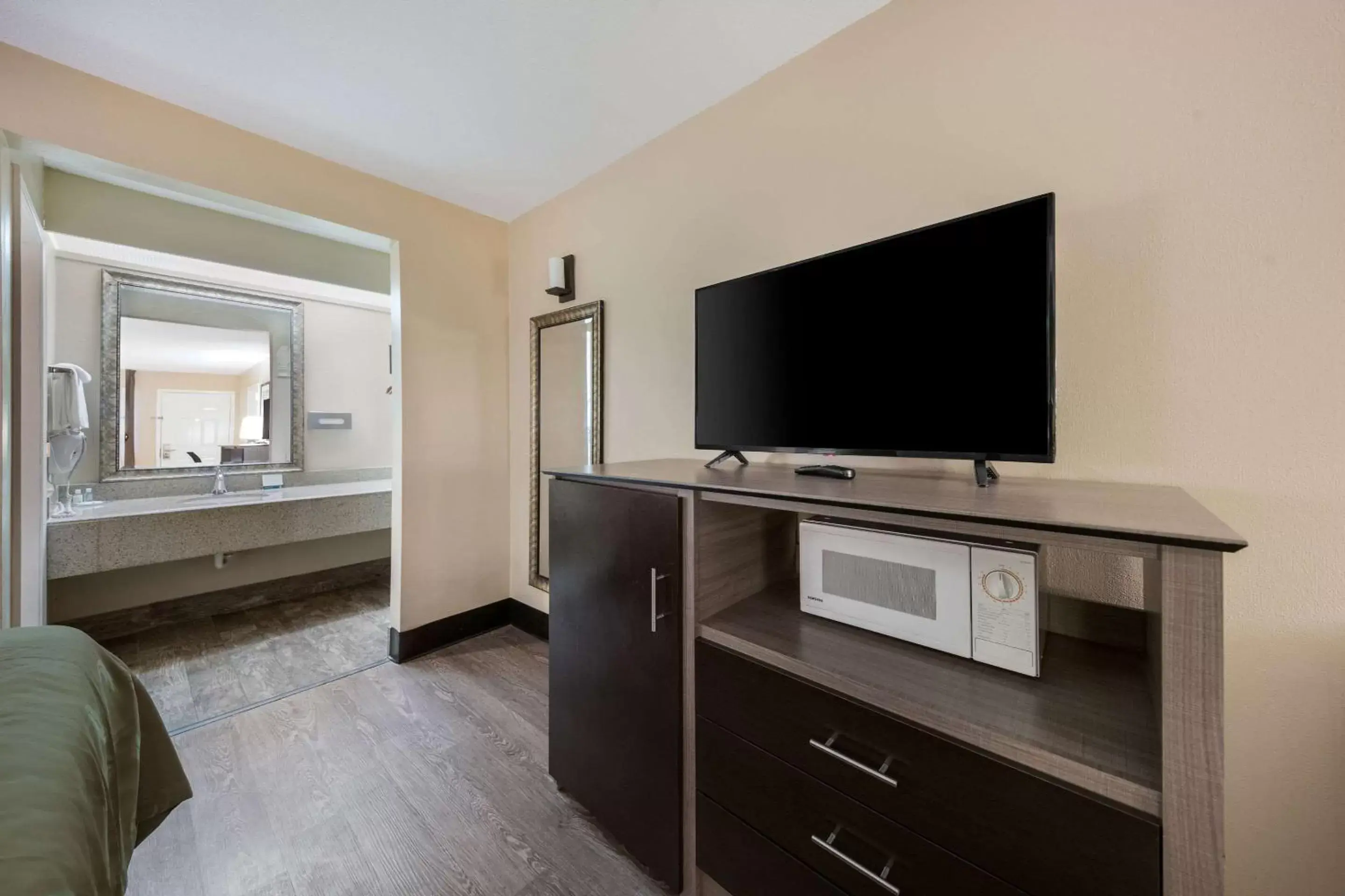 TV and multimedia, TV/Entertainment Center in Quality Inn & Suites - Garland
