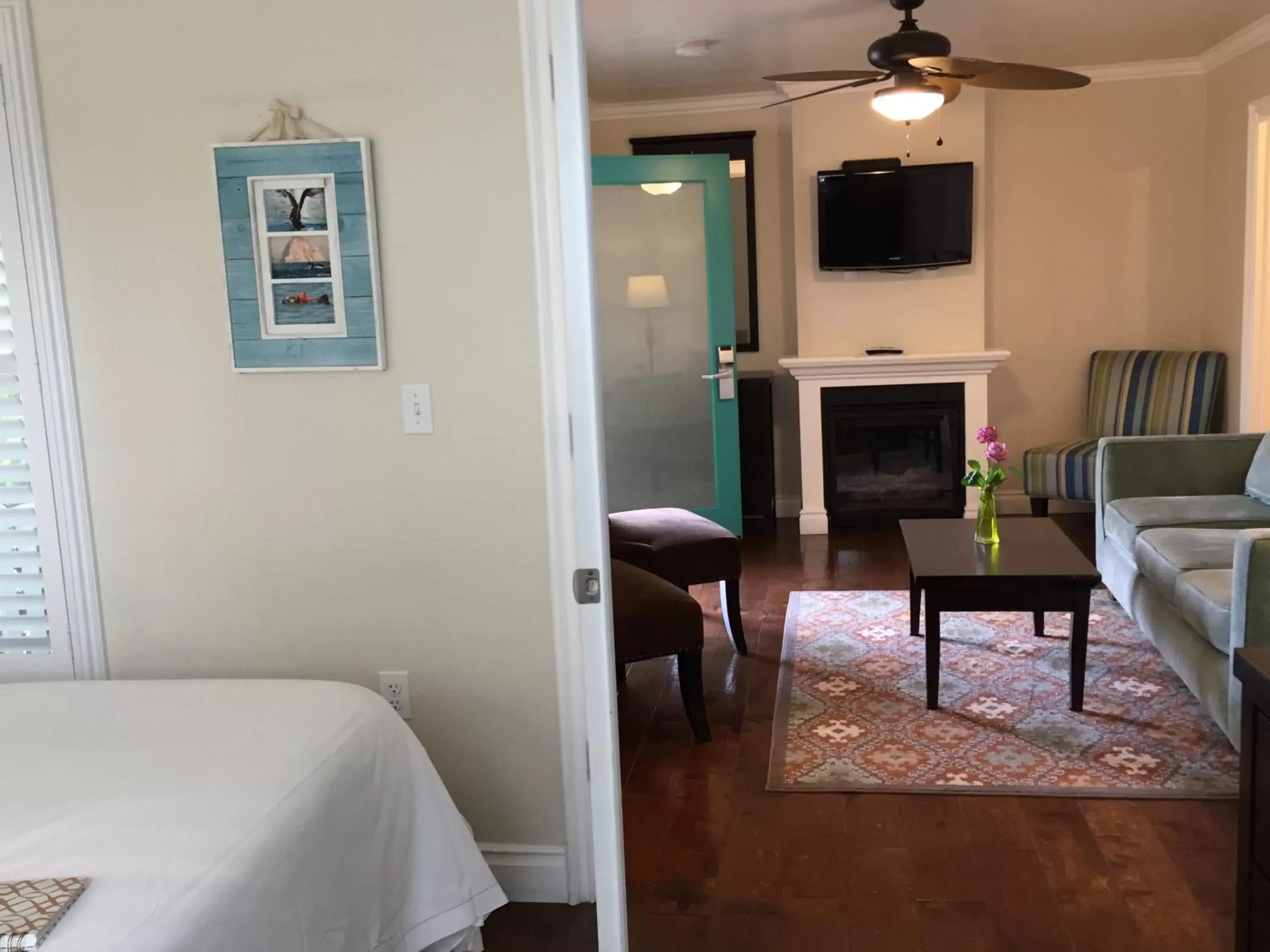 Living room, Bed in Beach Bungalow Inn and Suites