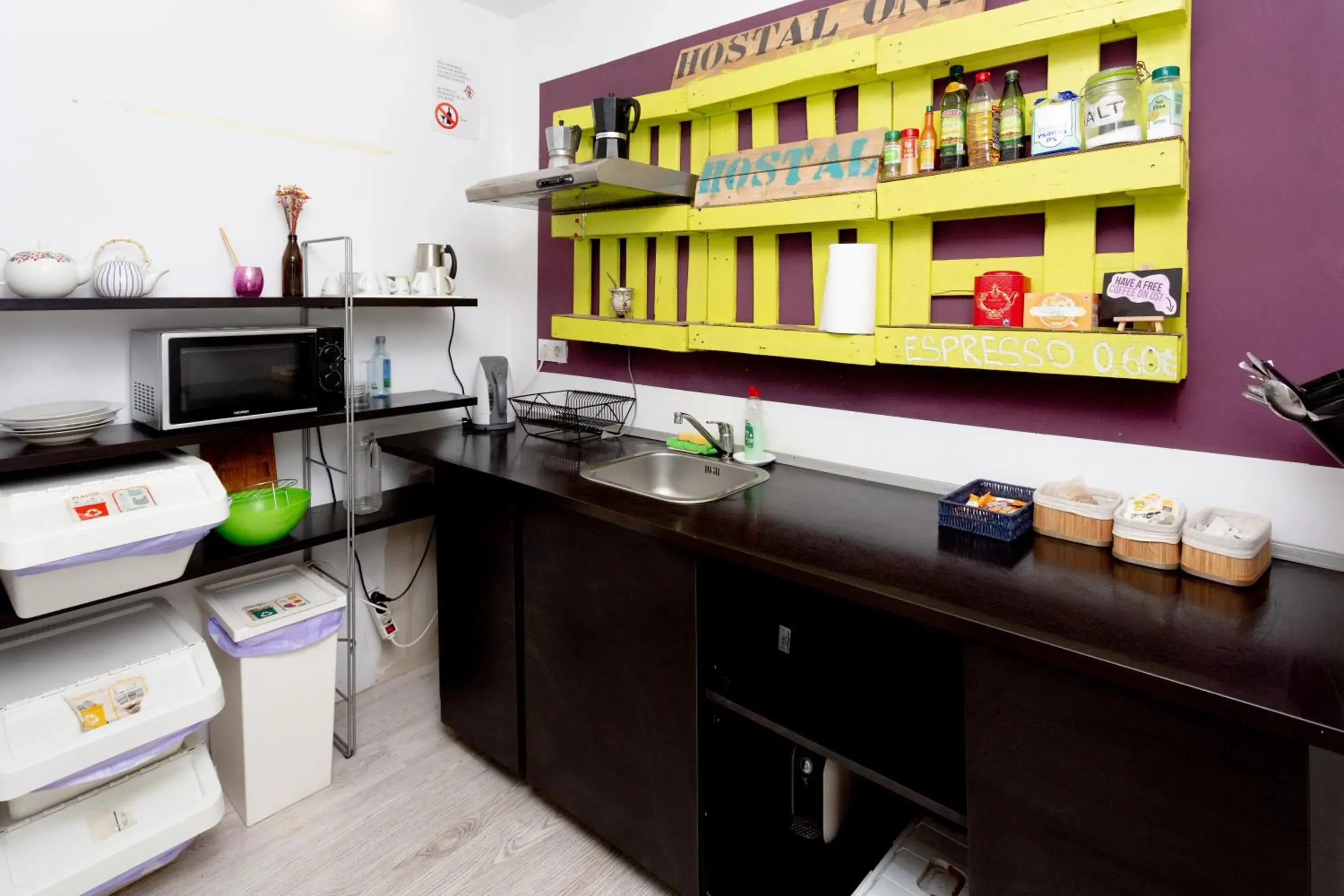 Communal kitchen, Kitchen/Kitchenette in Easy Sants by Bossh!
