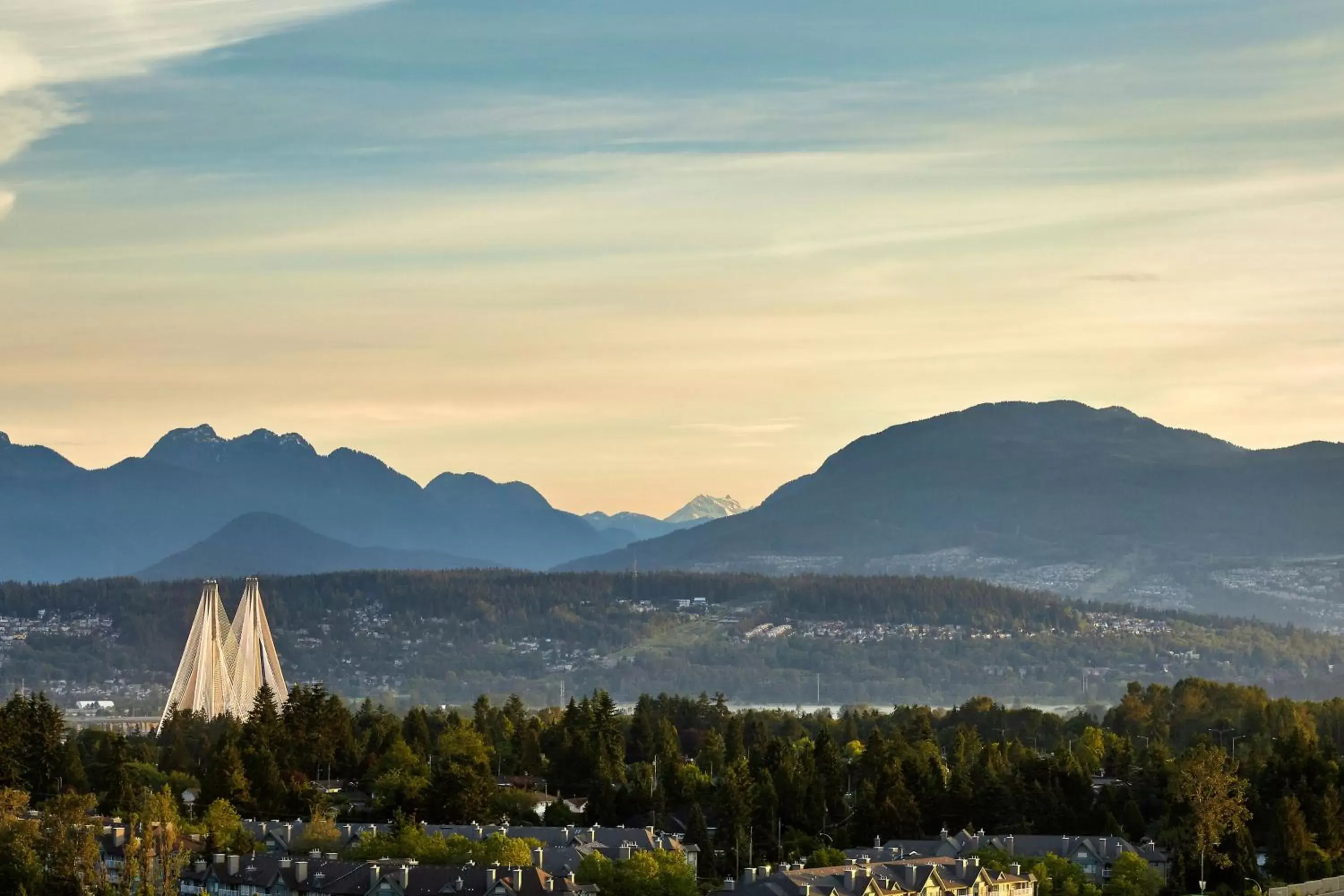 Photo of the whole room, Mountain View in Sheraton Vancouver Guildford Hotel