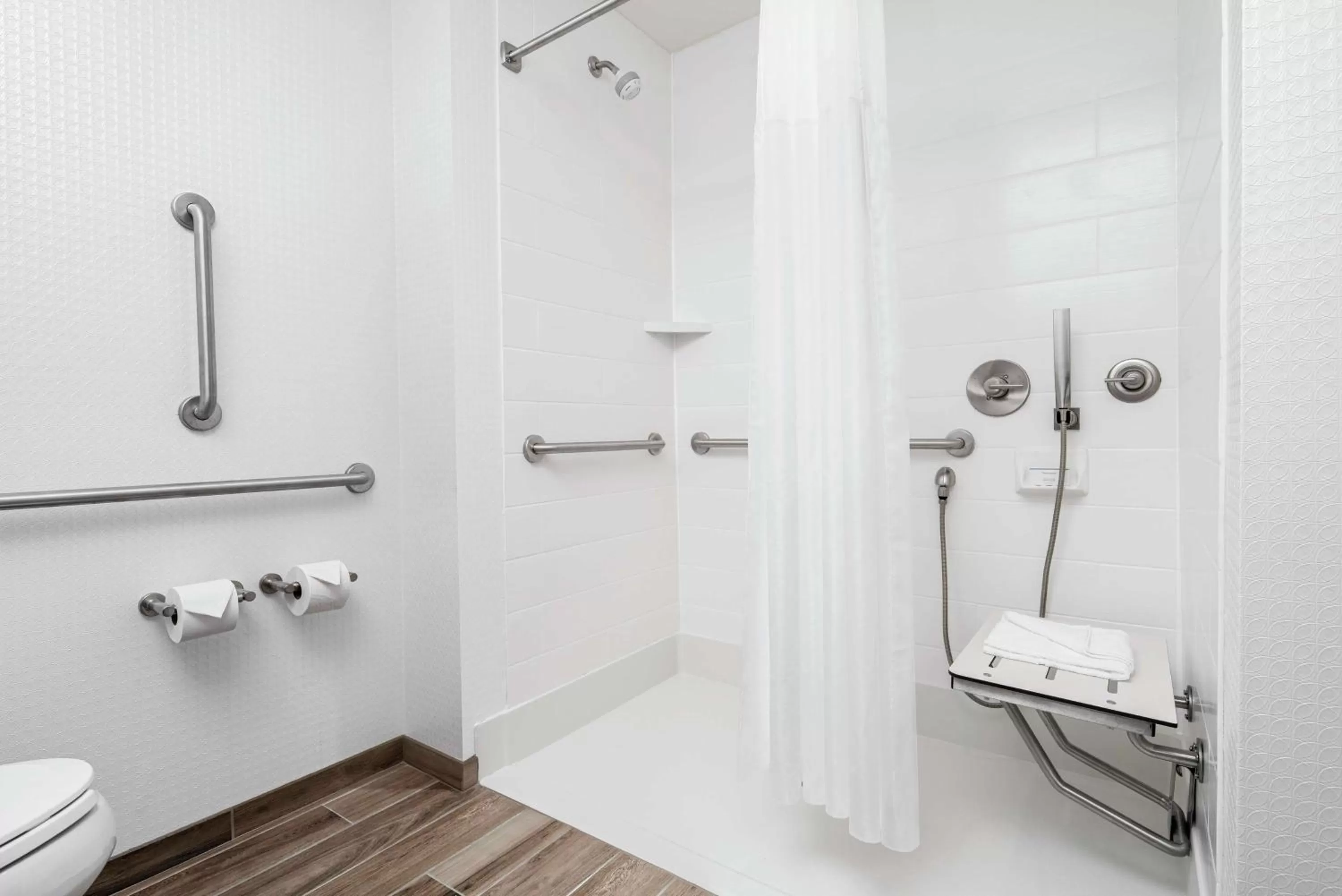 Bathroom in Hampton Inn & Suites Bridgeview Chicago, Il