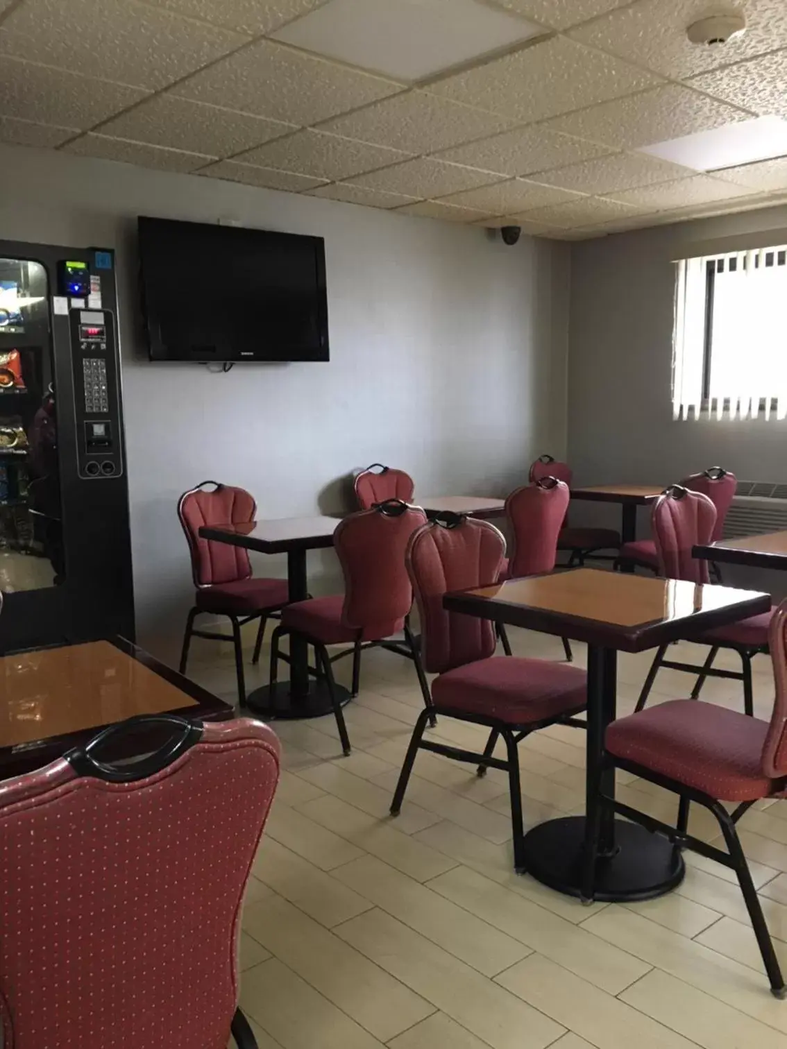 Restaurant/places to eat in Floral Park Motor Lodge