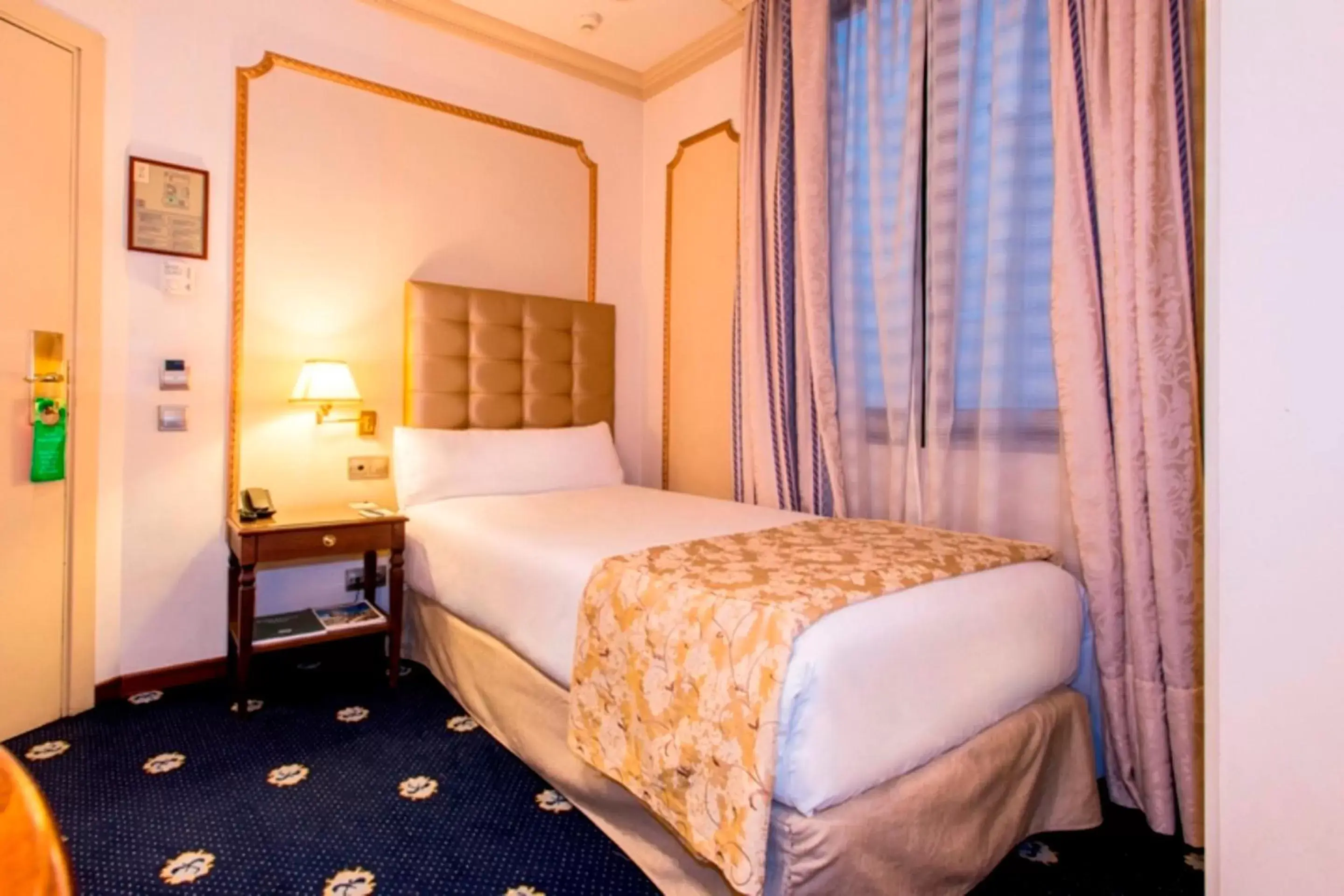 Location, Bed in Hotel Roger de Llúria