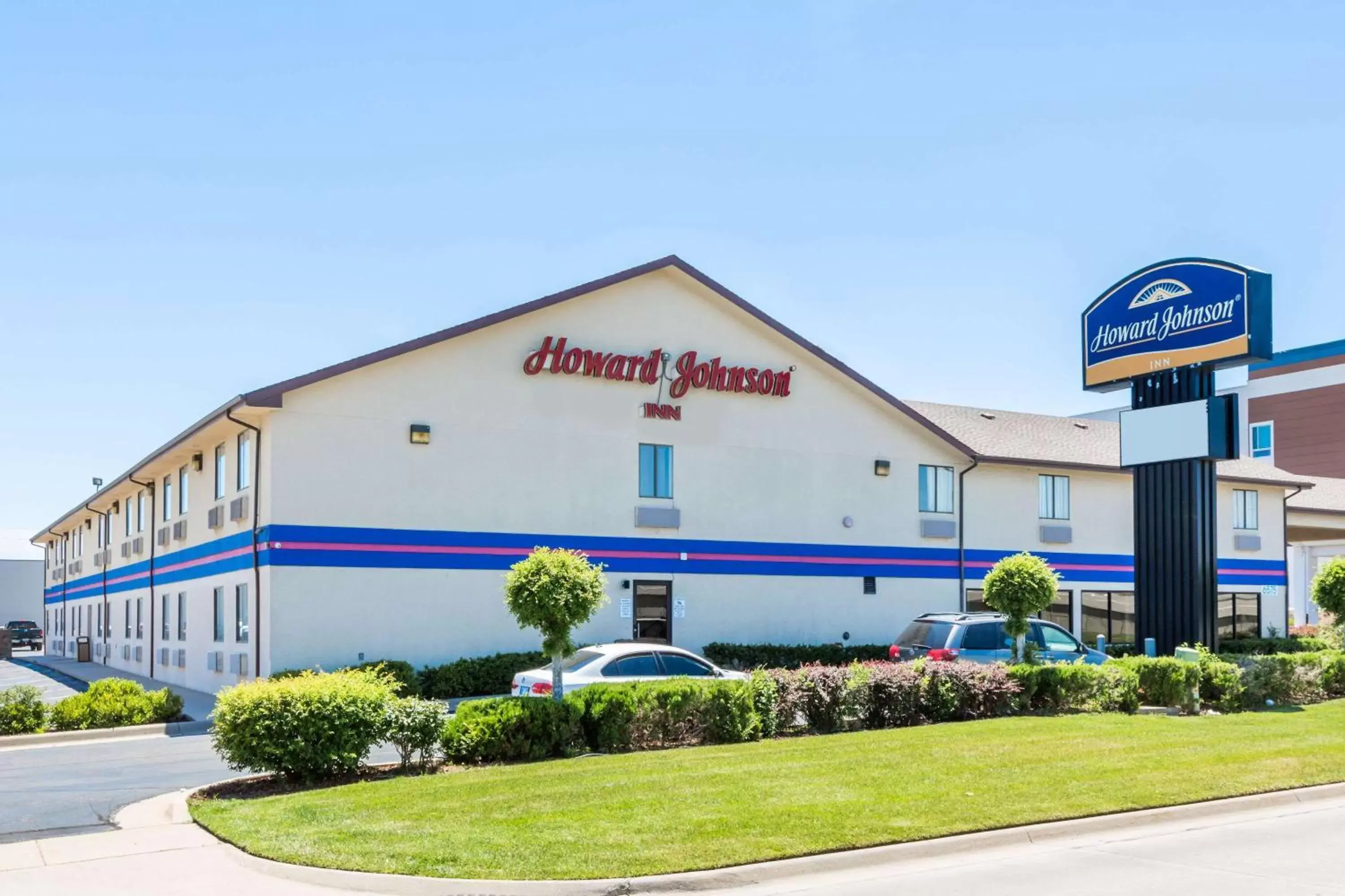 Property Building in Howard Johnson by Wyndham Wichita Airport