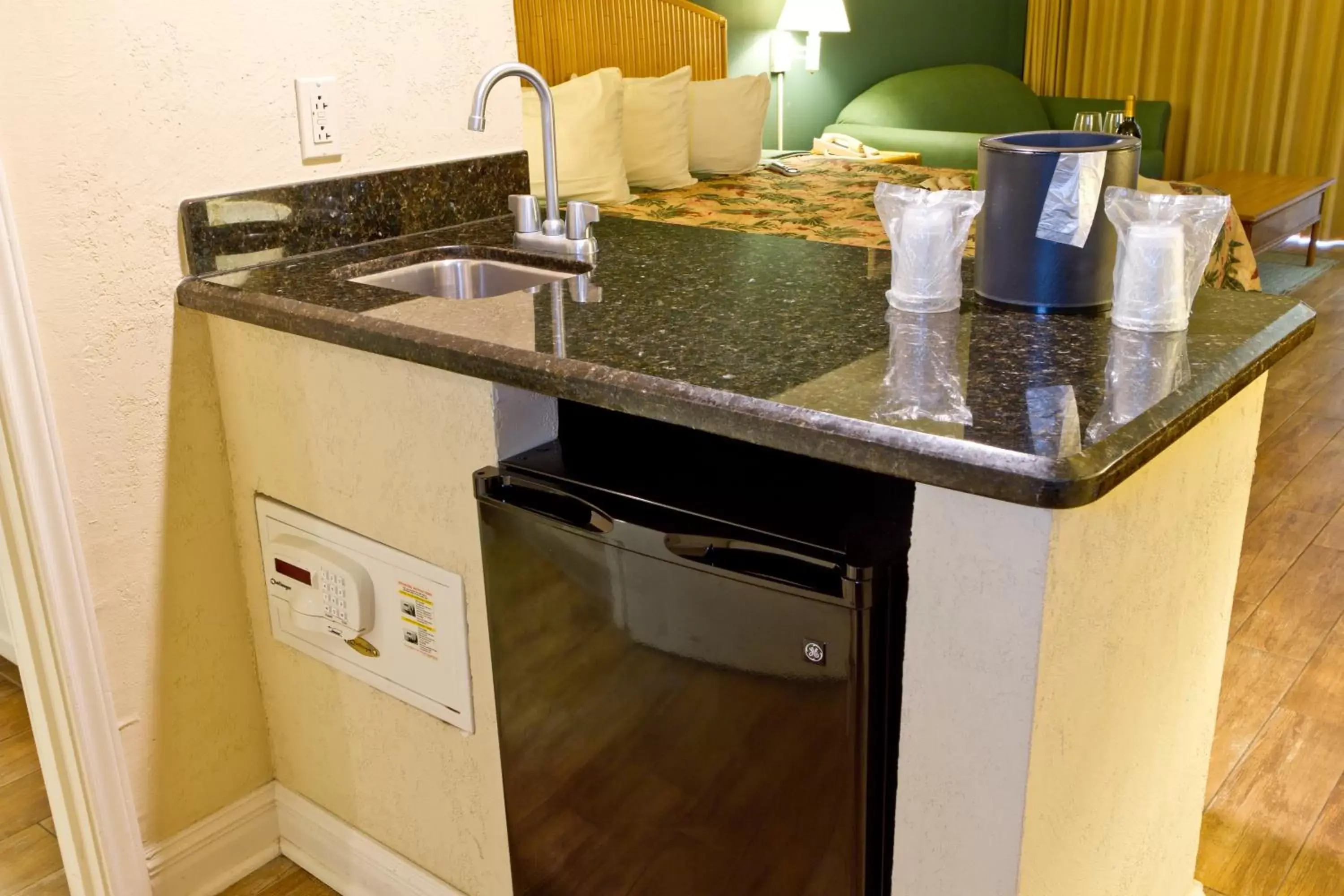 Bed, Kitchen/Kitchenette in Isla Grand Beach Resort