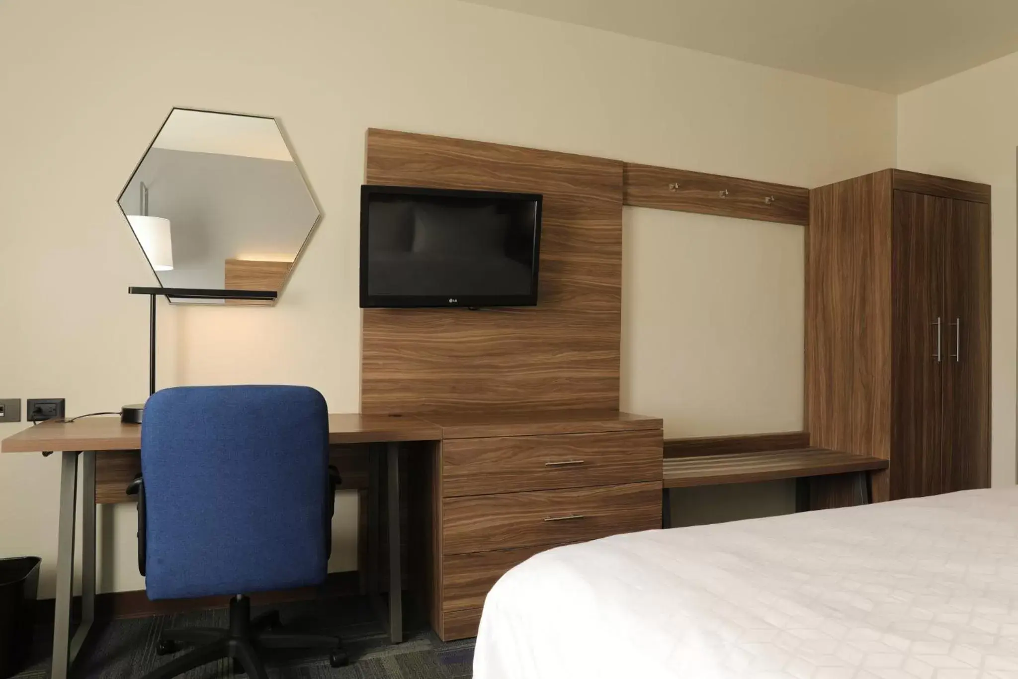 Photo of the whole room, TV/Entertainment Center in Holiday Inn Express Piedras Negras, an IHG Hotel