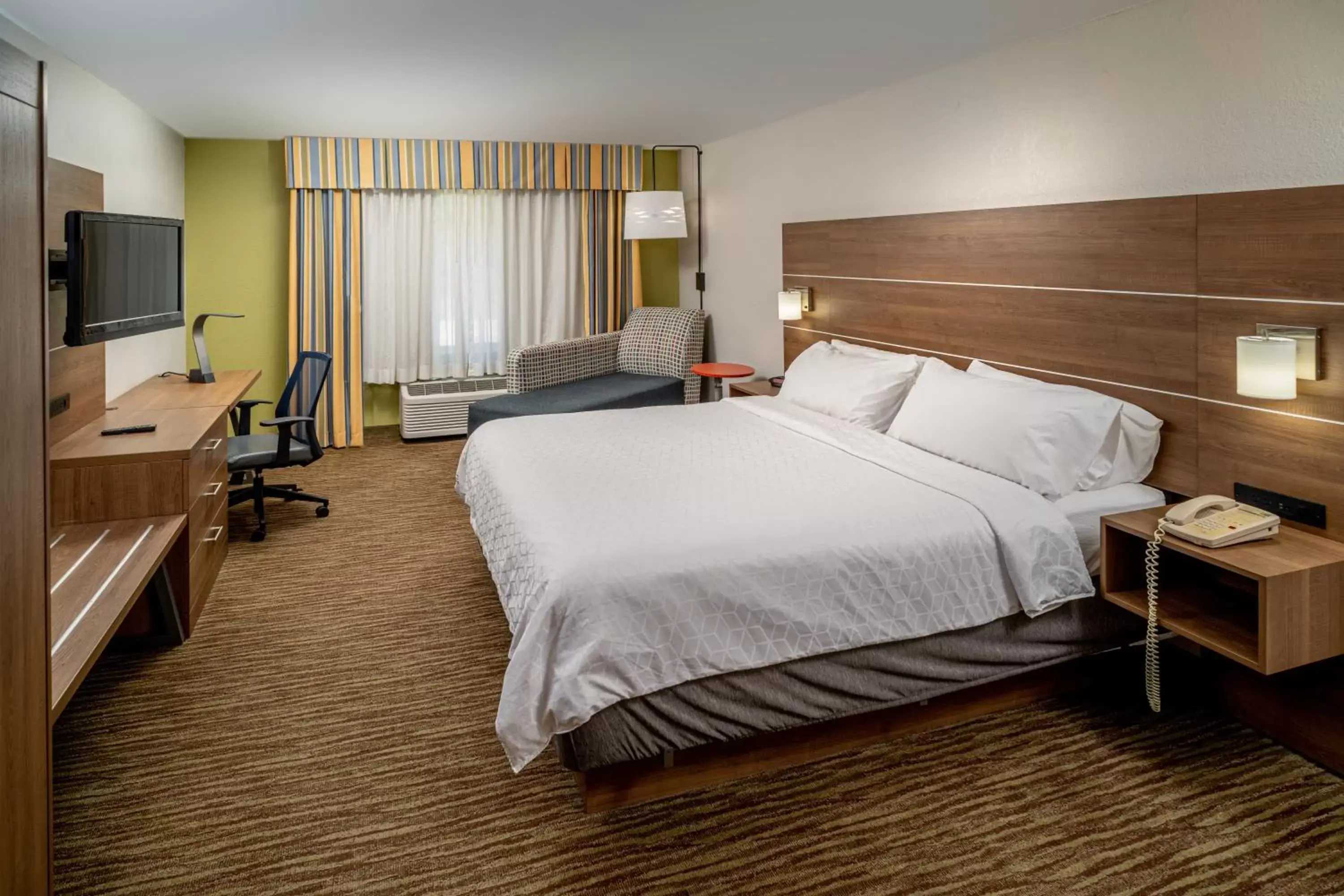 Bedroom, Bed in Holiday Inn Express and Suites Pikeville, an IHG Hotel