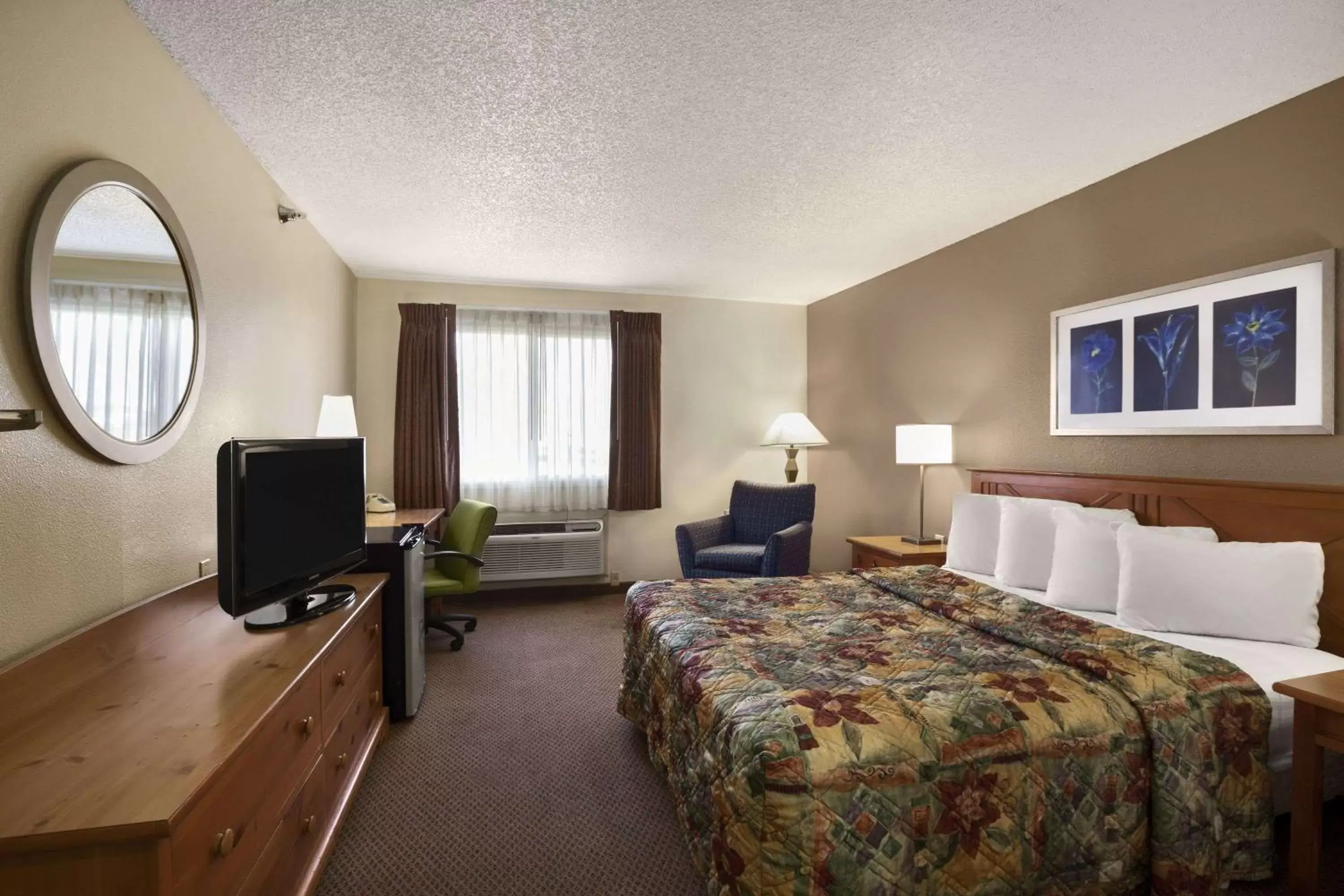 Photo of the whole room, TV/Entertainment Center in Days Inn by Wyndham Billings