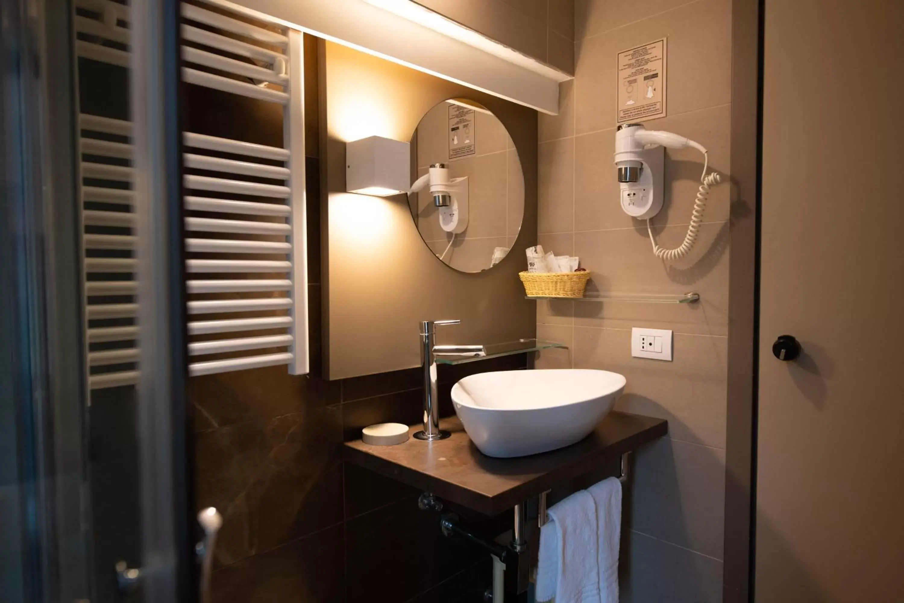 Bathroom in Alessi Hotel Trattoria