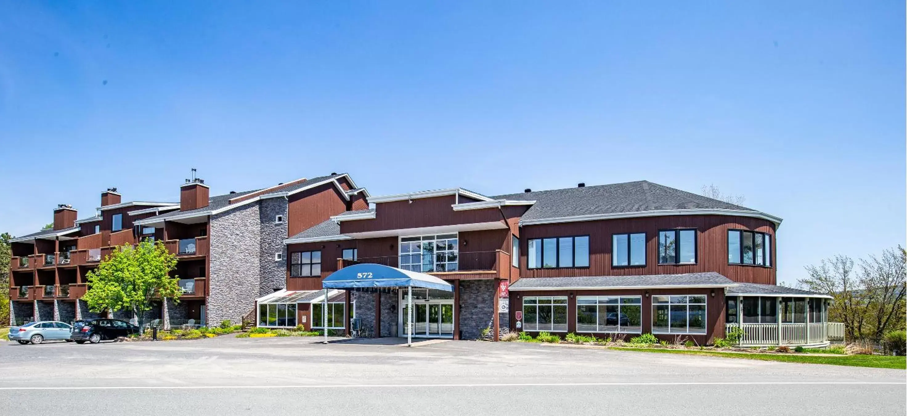 Facade/entrance, Property Building in Hotel Lac Brome