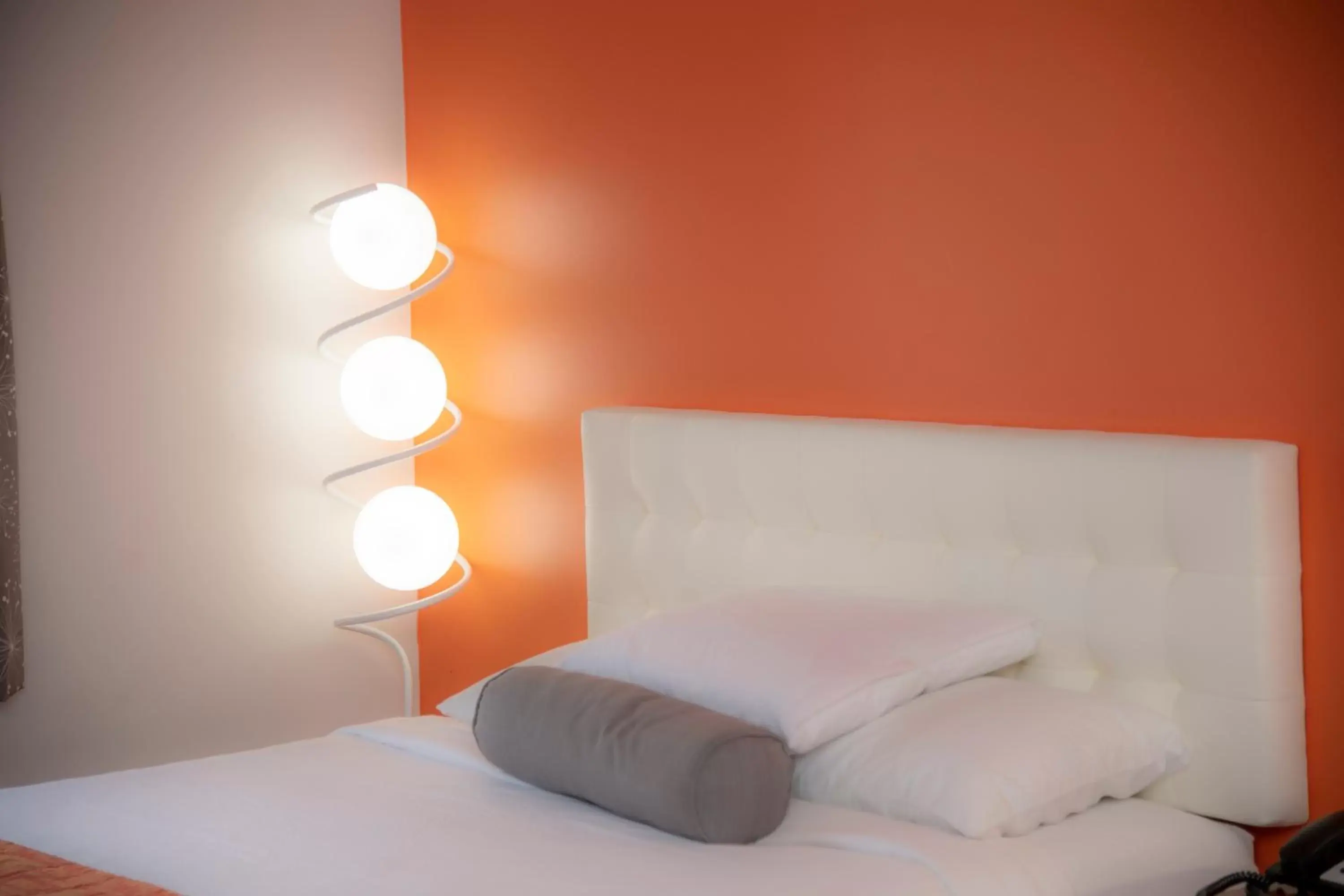 Decorative detail, Bed in Howard Johnson by Wyndham Allentown/Dorney Hotel & Suites Decorative detail, Bed in Howard Johnson by Wyndham Allentown/Dorney Hotel & Suites