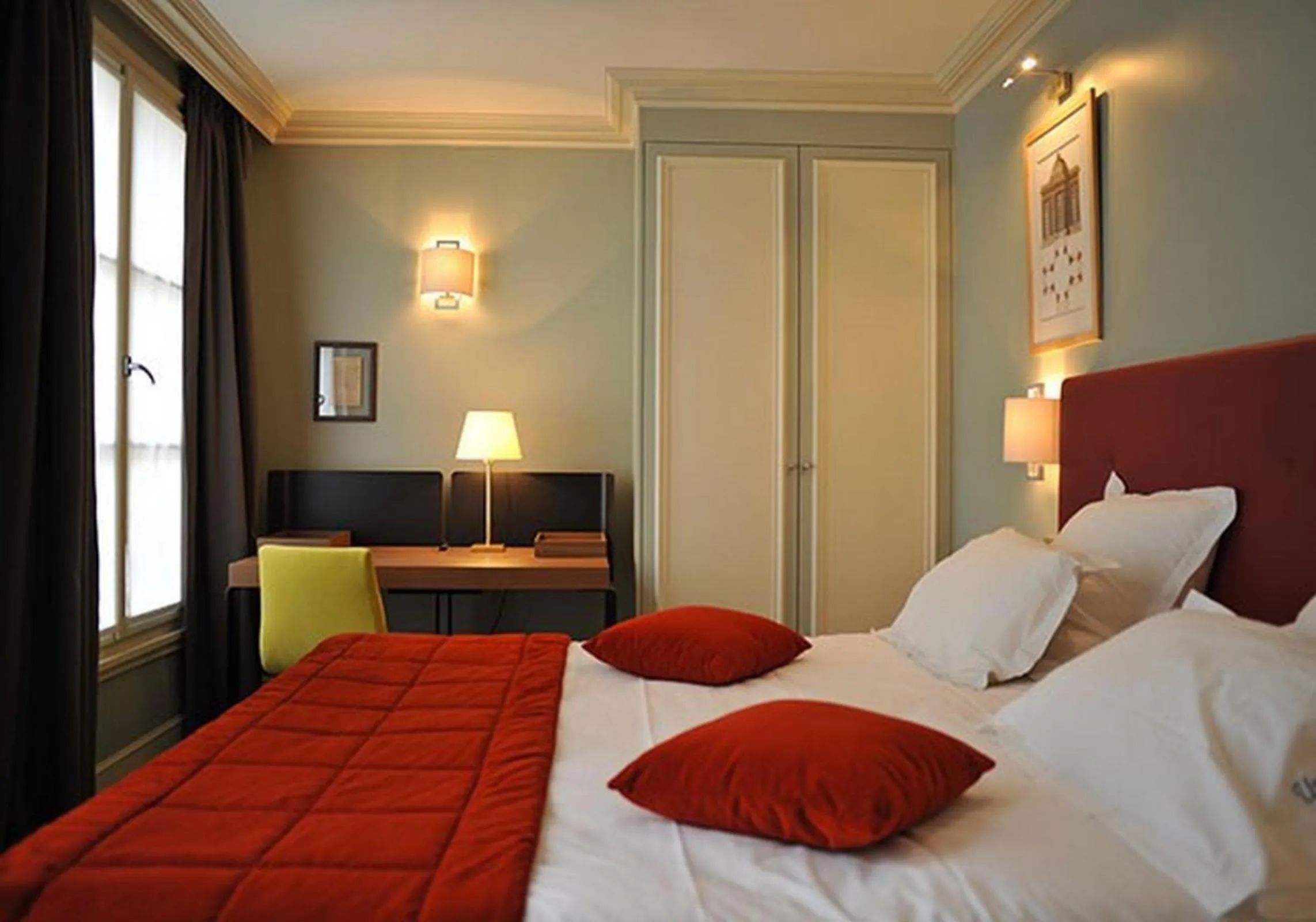 Photo of the whole room, Bed in Hotel de L'Universite