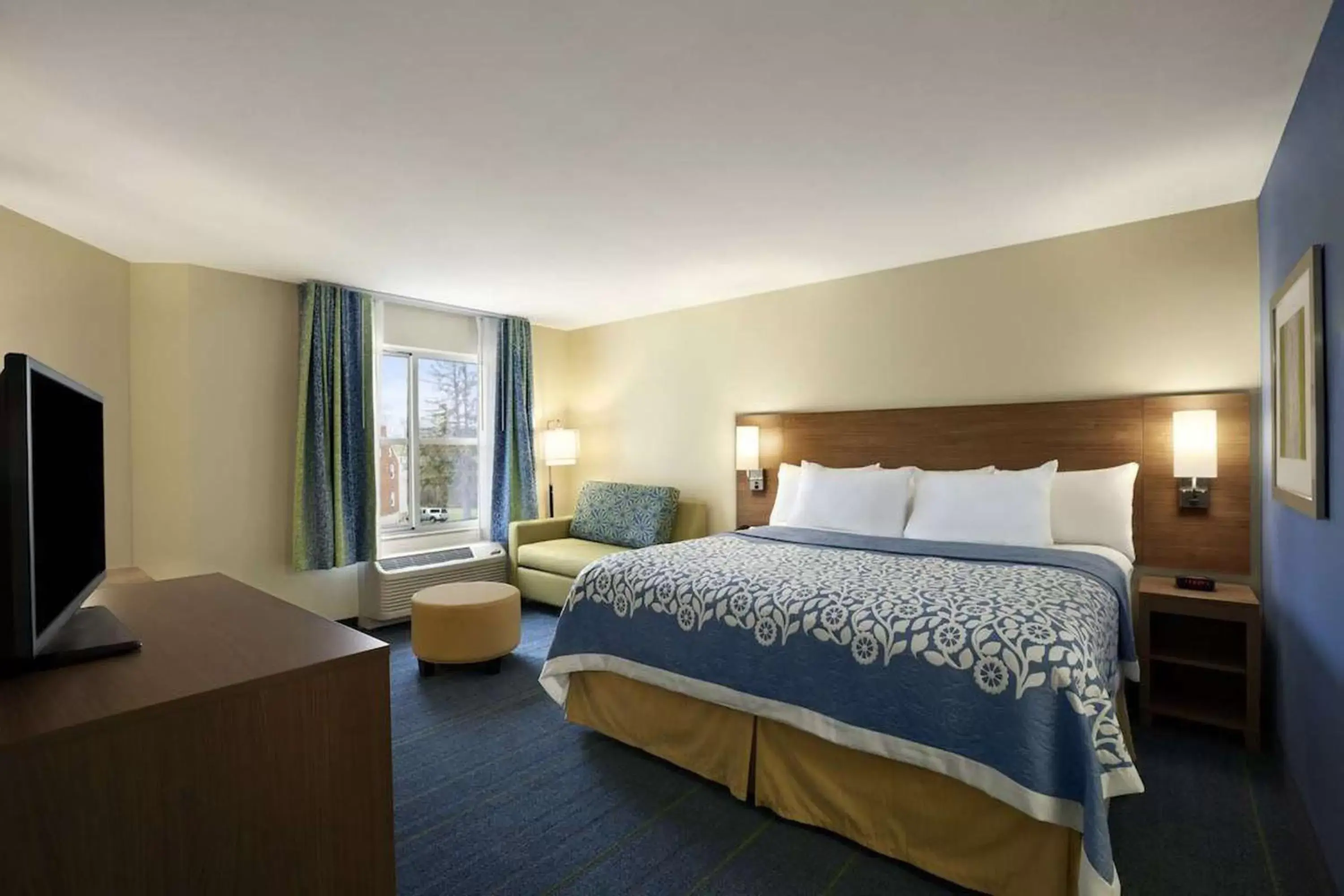 Bed in Days Inn & Suites by Wyndham Altoona