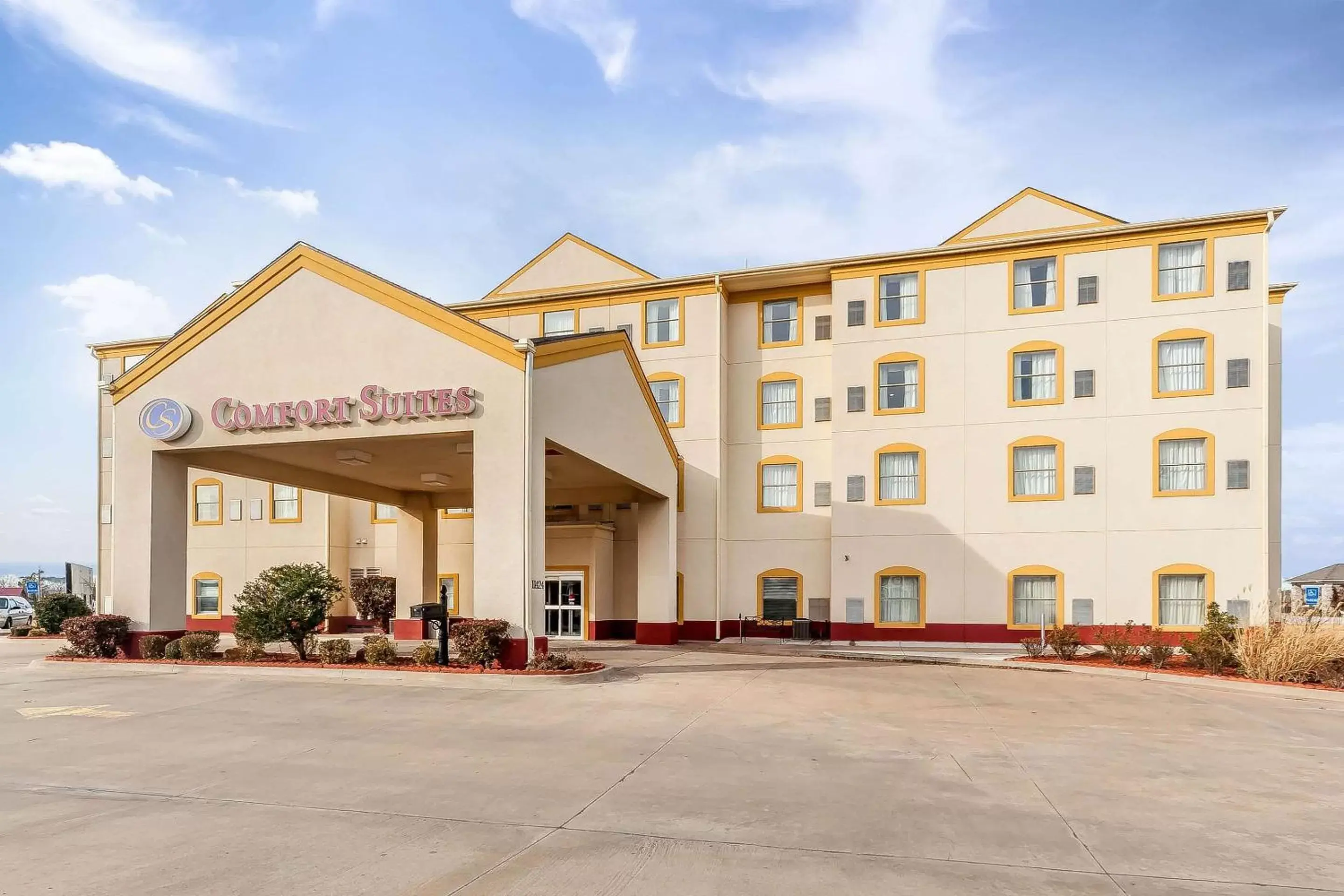 Property Building in Comfort Suites Yukon - SW Oklahoma City