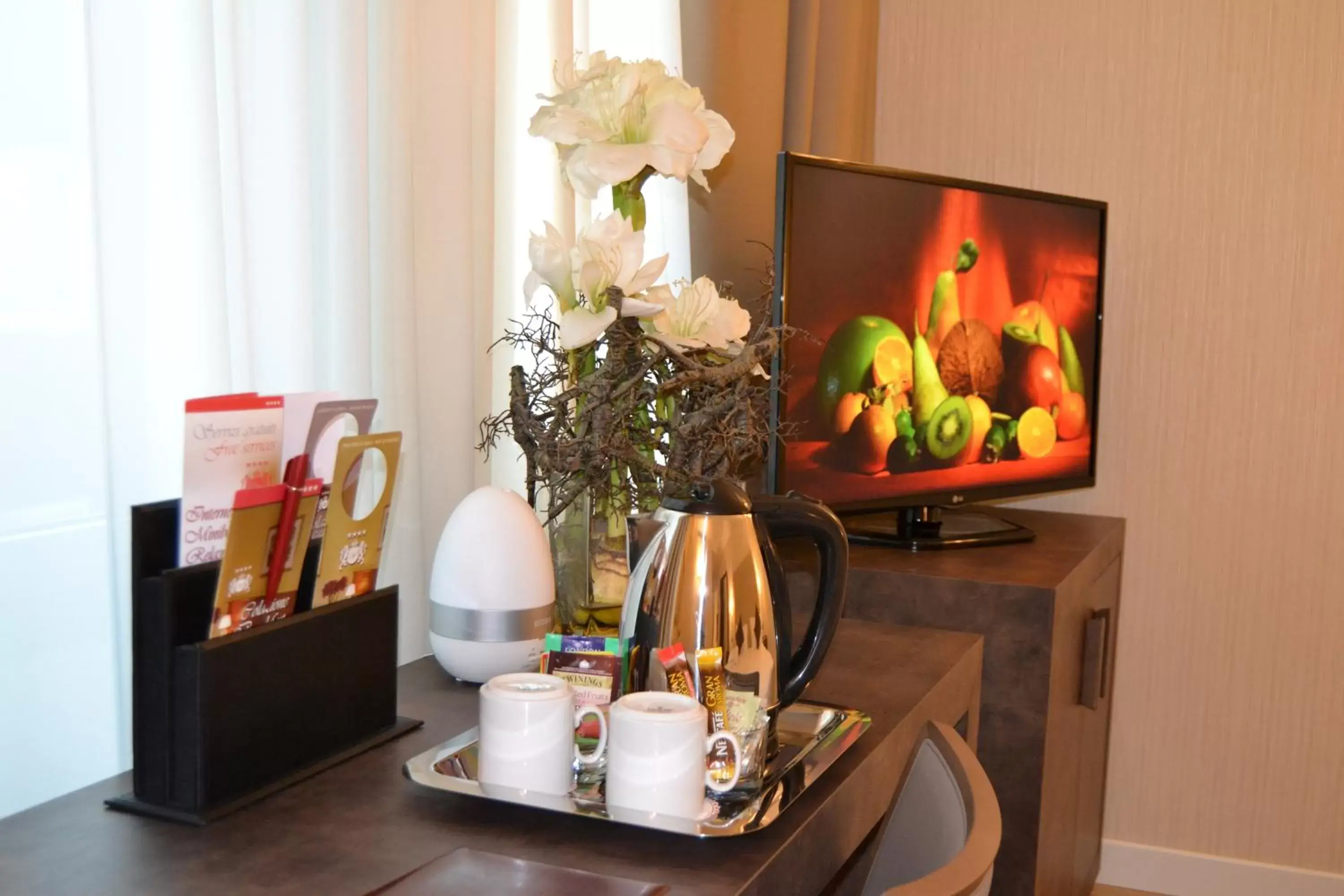 TV and multimedia, TV/Entertainment Center in Windsor Hotel Milano
