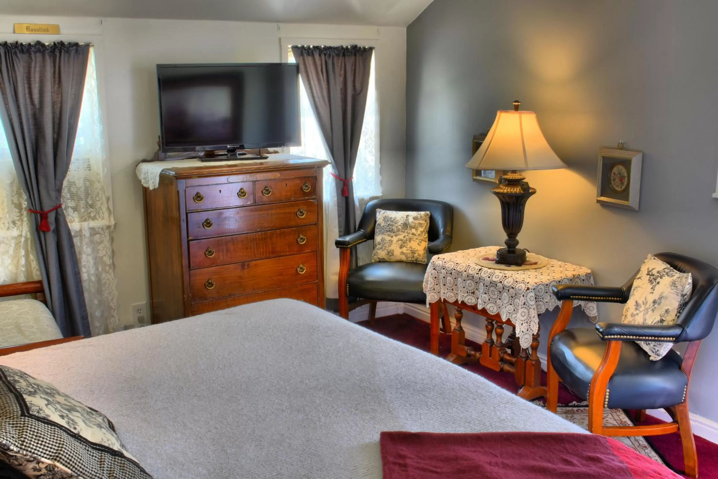 Photo of the whole room, Seating Area in Bard's Inn