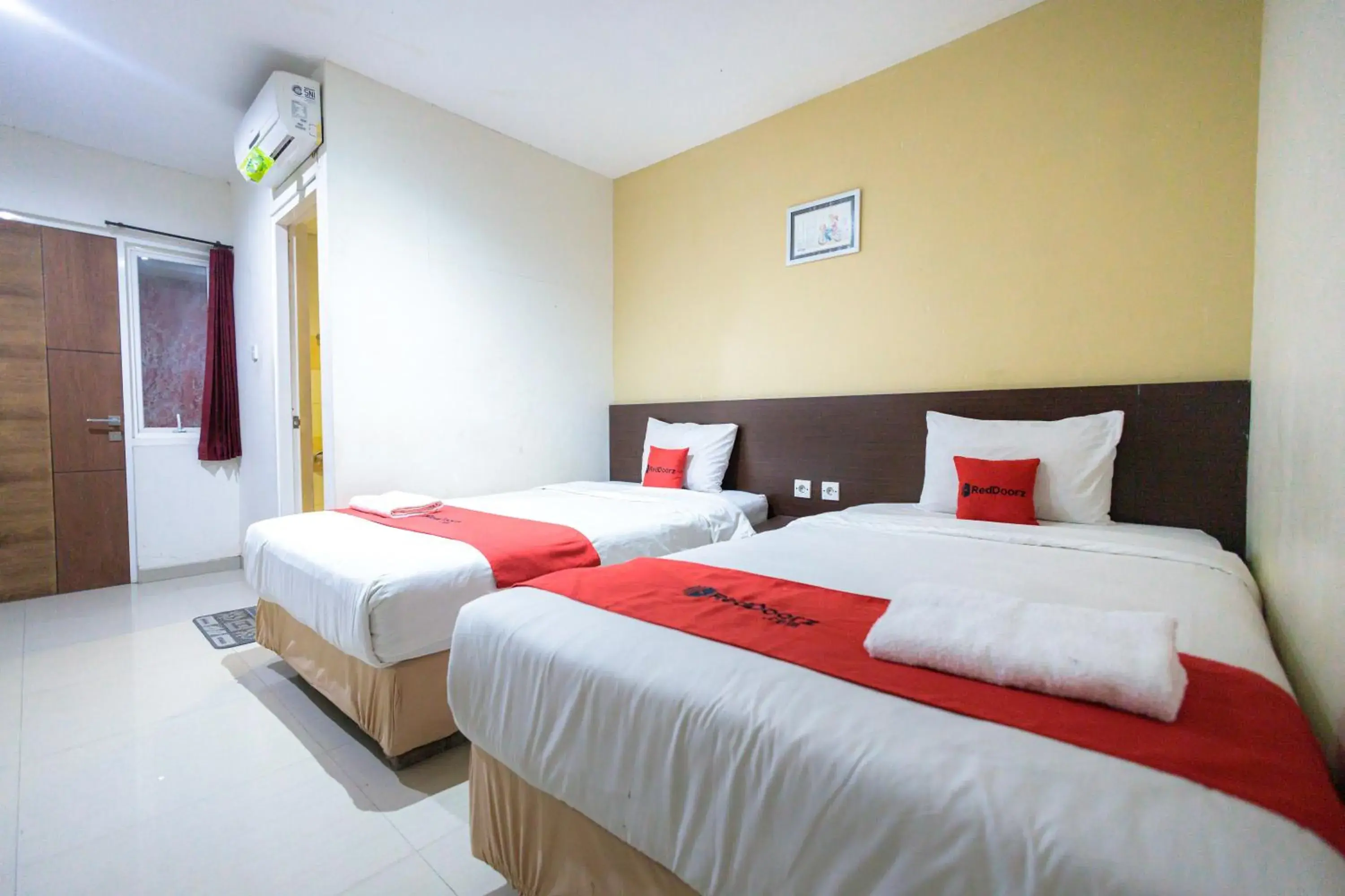 Bedroom, Bed in RedDoorz @ Kutisari Surabaya