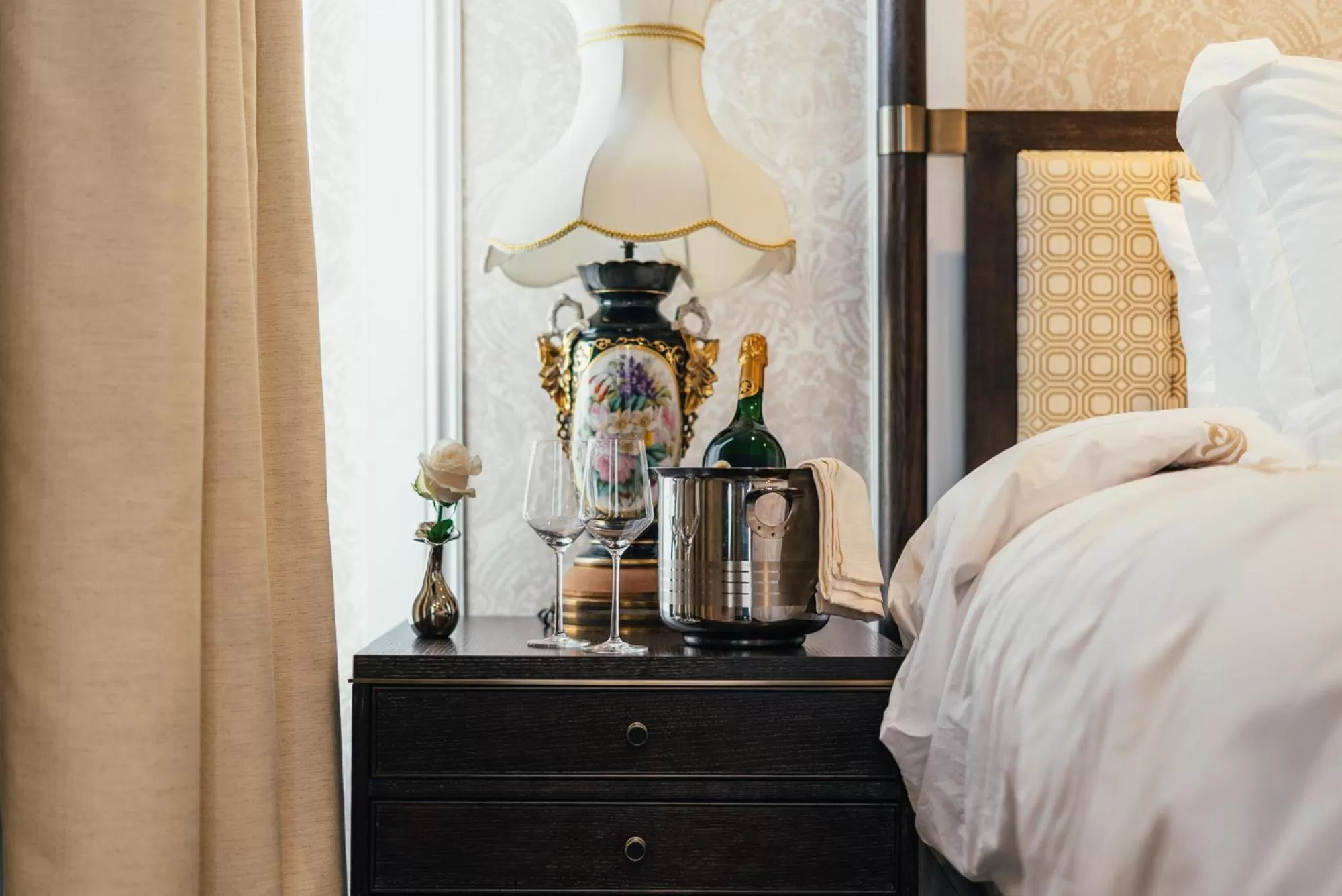 Bed in Neighbourgood Sutter Mansion