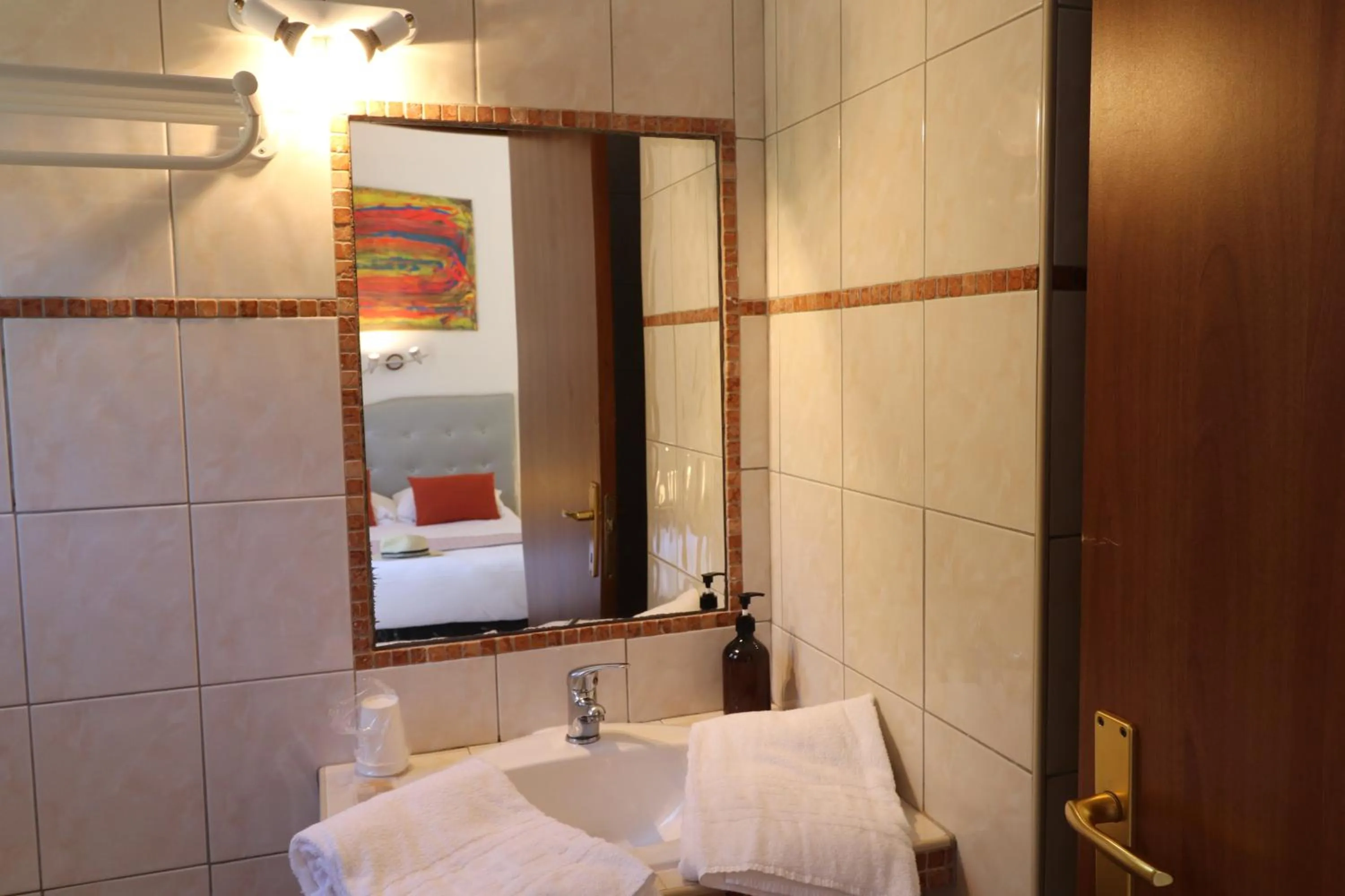 Bathroom, Bed in Hôtel Padolo