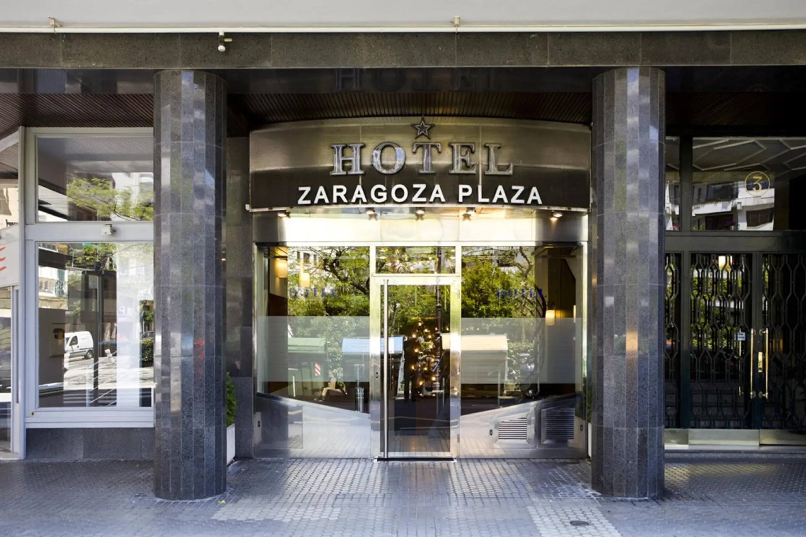 Facade/entrance in Hotel Zaragoza Plaza