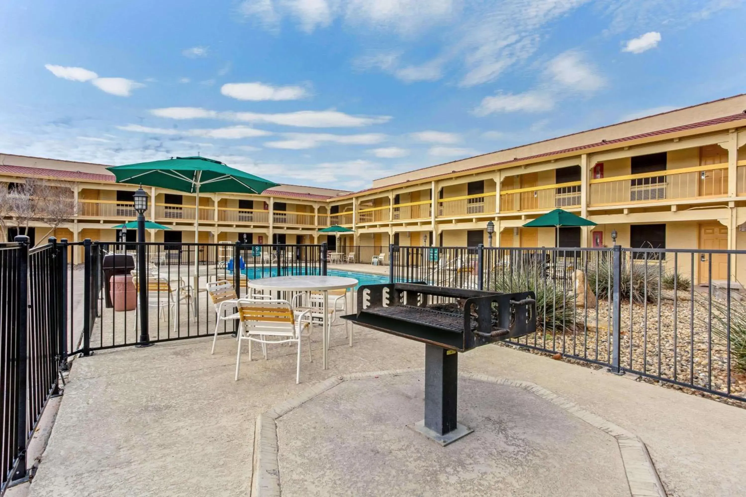 Restaurant/places to eat, Property Building in La Quinta Inn & Suites by Wyndham And Conference Center San Angelo