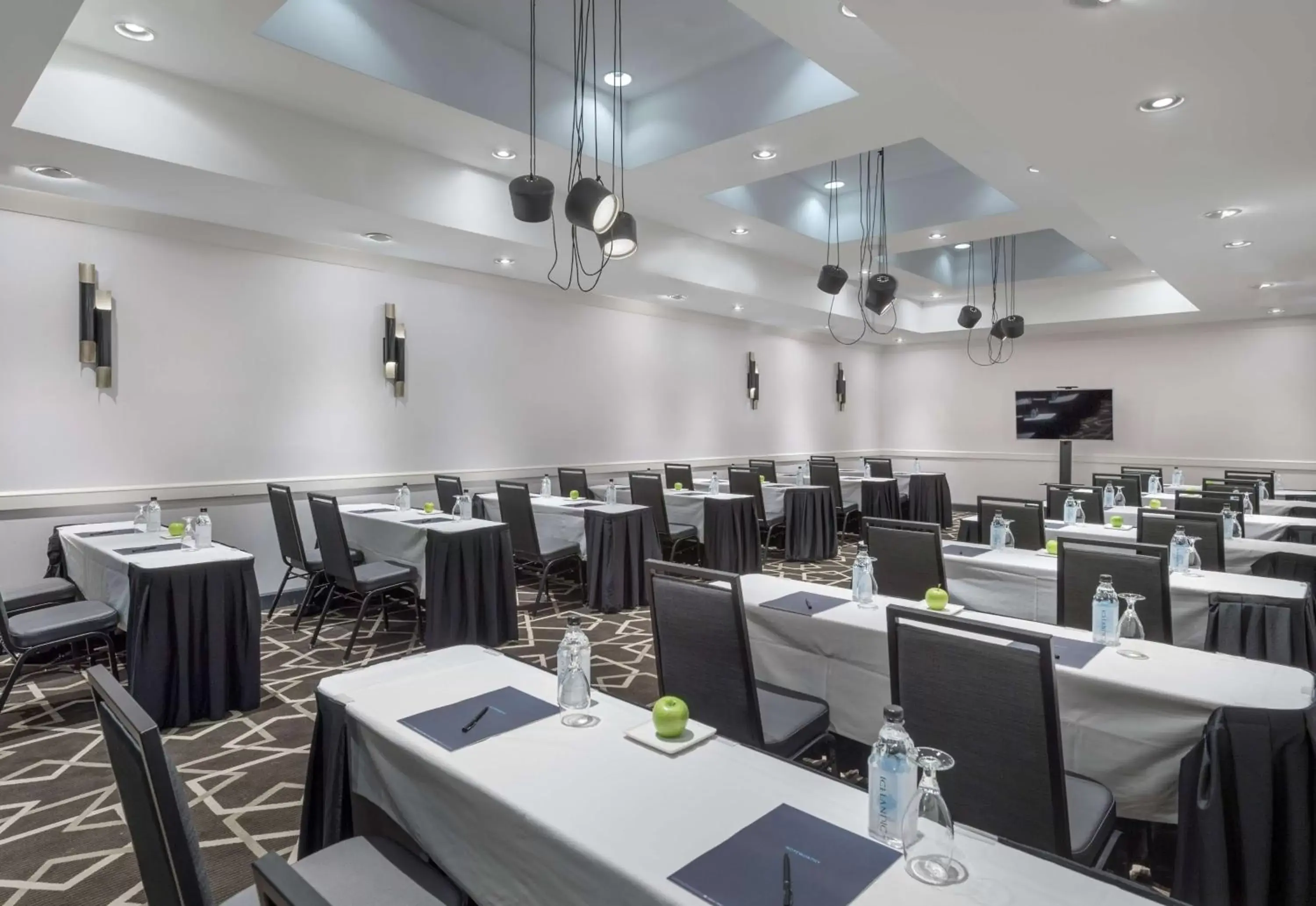 Meeting/conference room, Restaurant/Places to Eat in Hilton Boston-Woburn