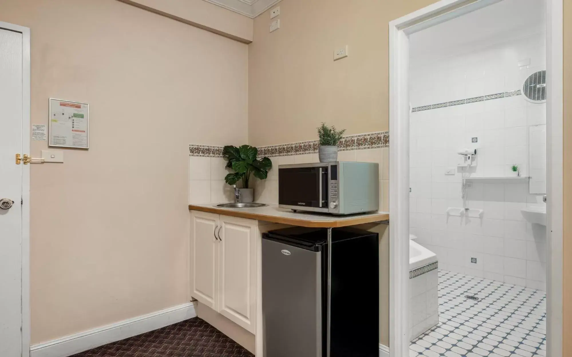 Kitchen/Kitchenette in Blue Mountains Heritage Motel