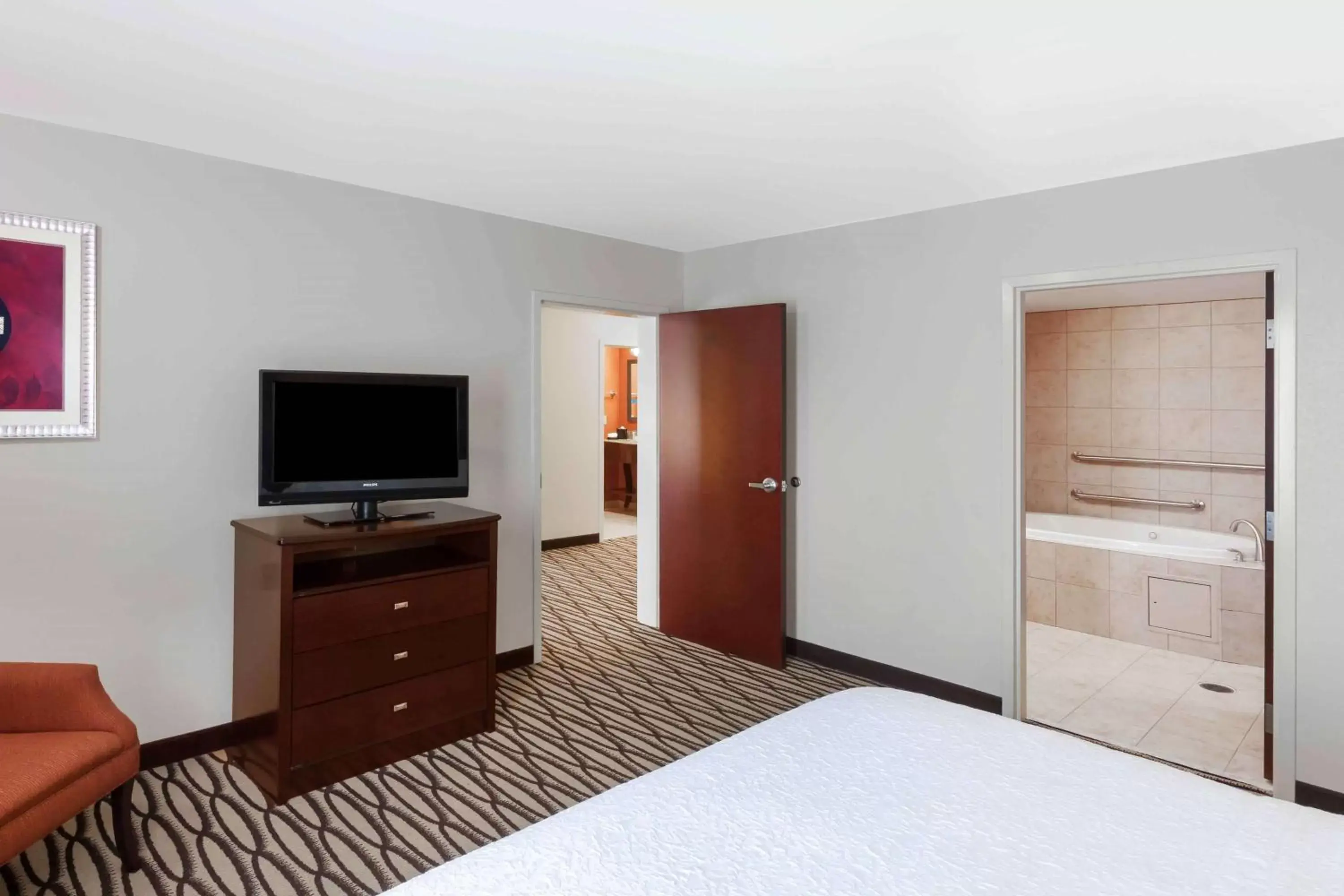 Bedroom, TV/Entertainment Center in Hampton Inn & Suites Morgan City