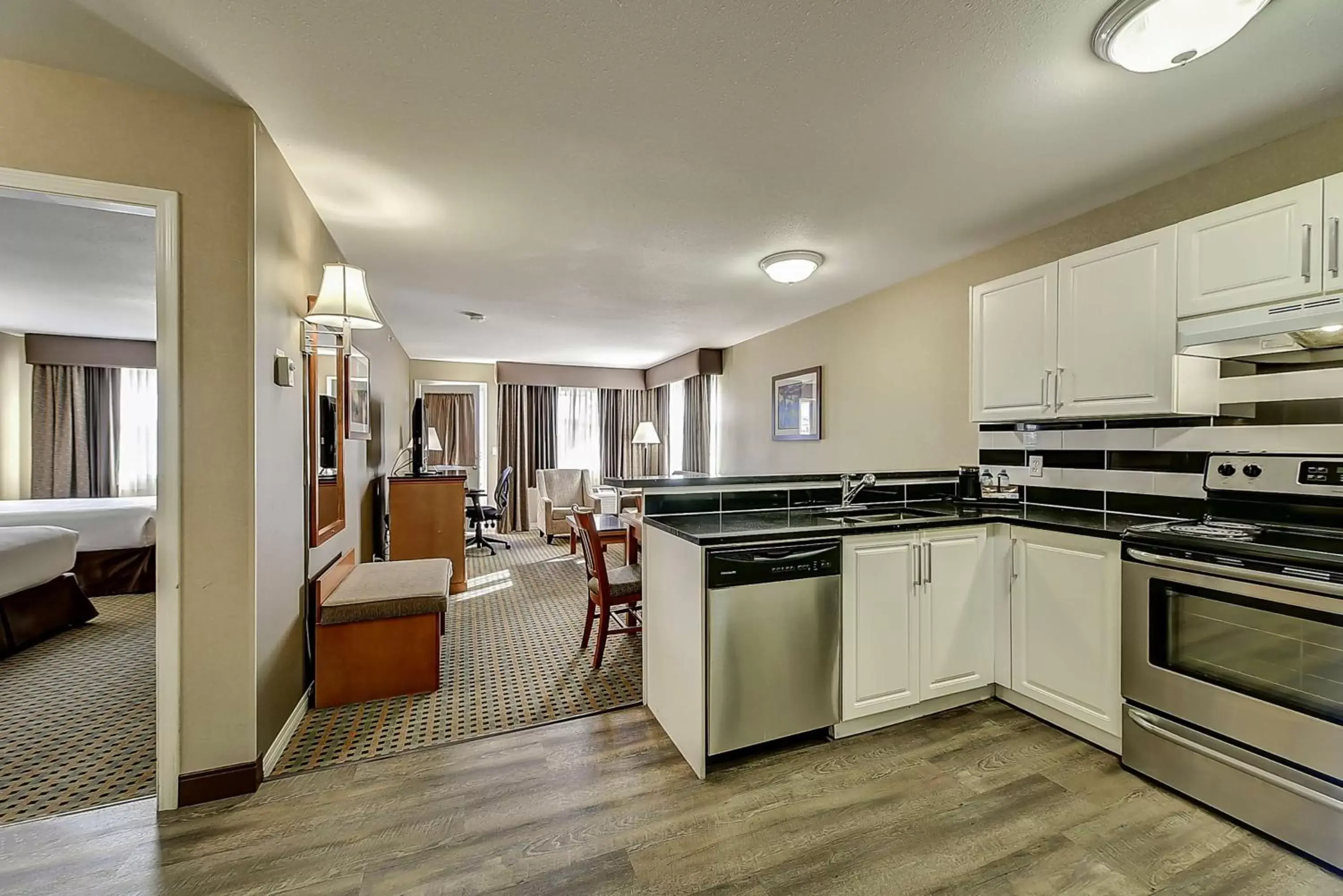 Photo of the whole room, Kitchen/Kitchenette in Best Western Plus Osoyoos Hotel & Suites