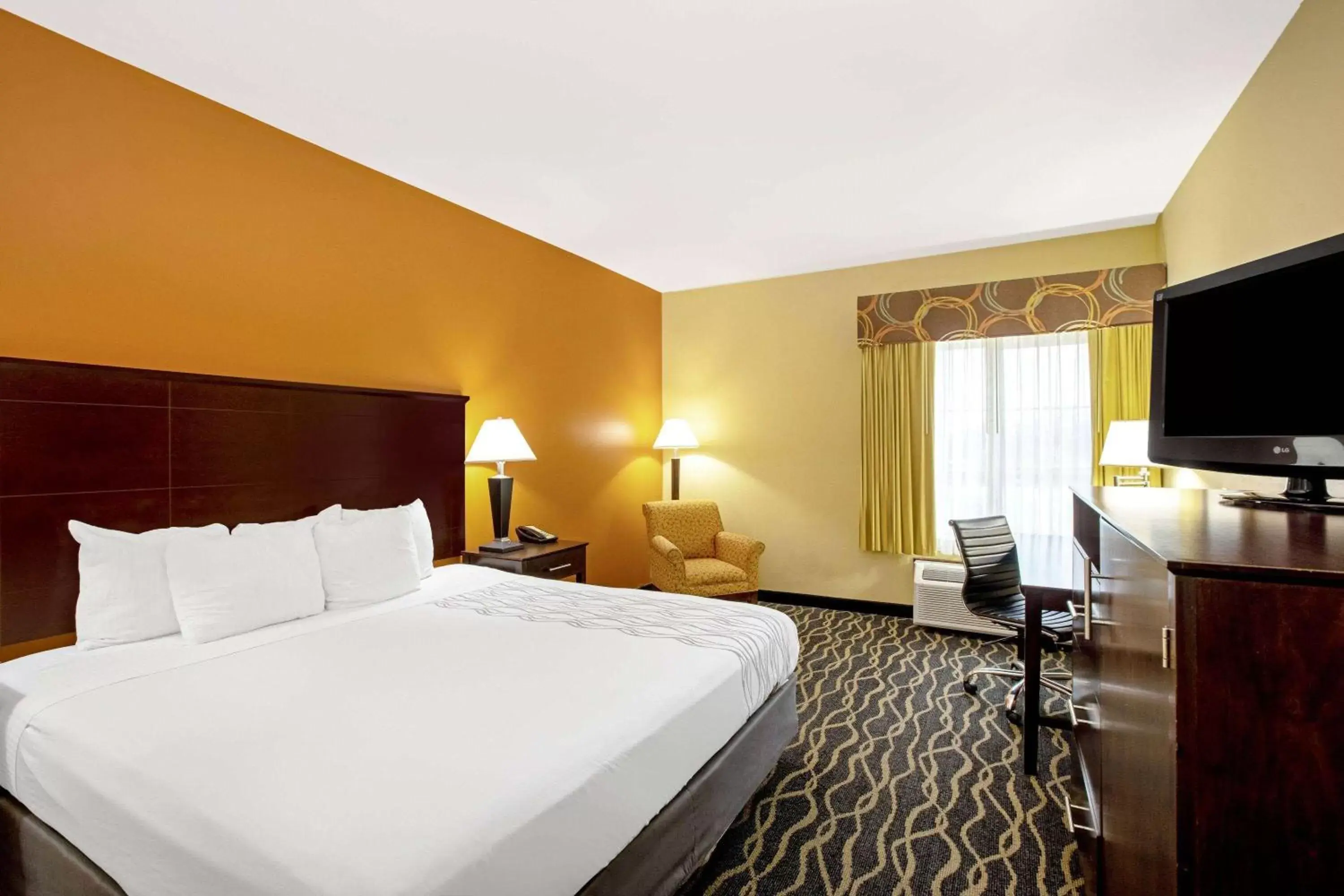 Photo of the whole room, Bed in La Quinta by Wyndham Tulsa Airport / Expo Square