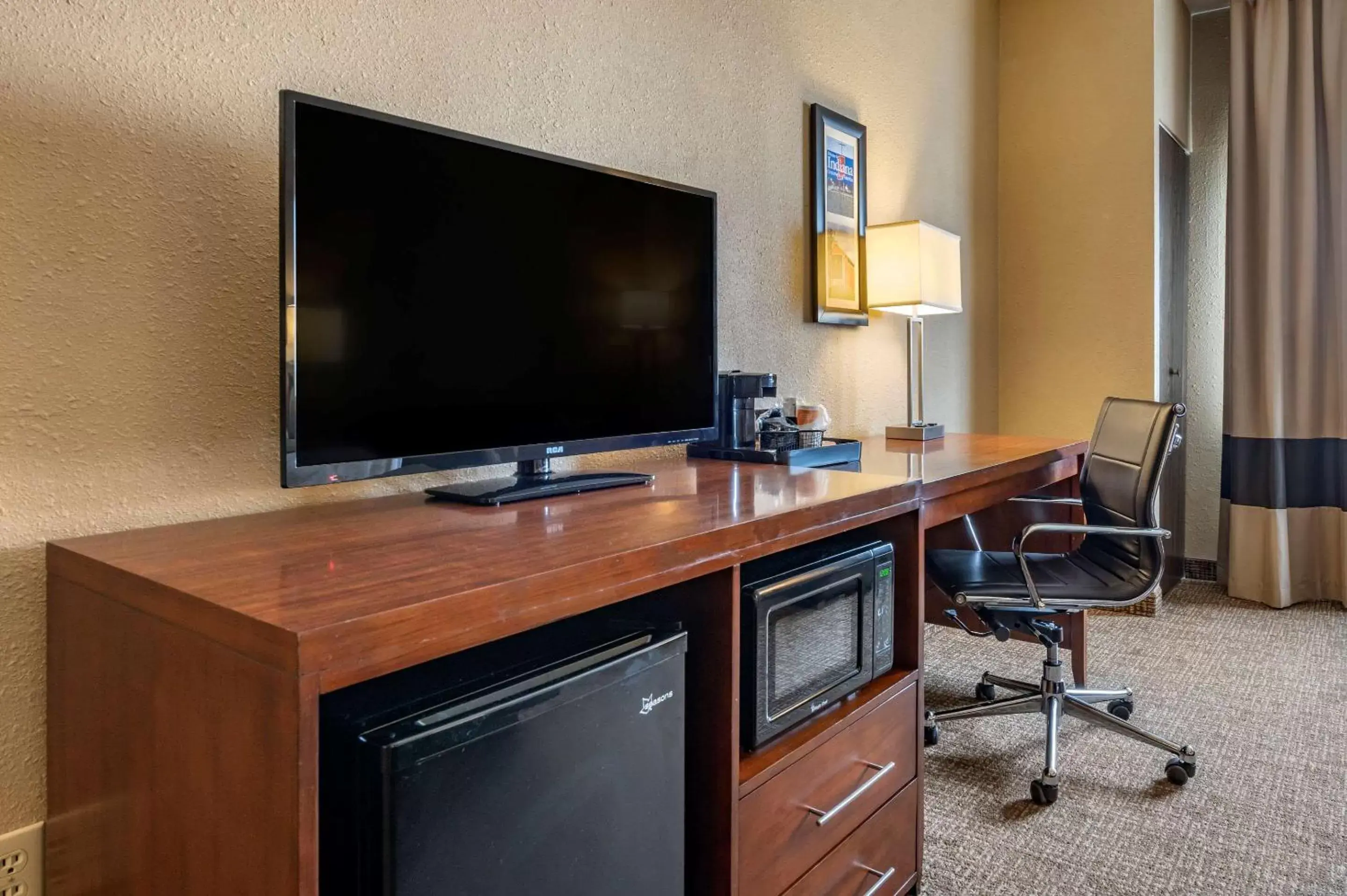 Photo of the whole room, TV/Entertainment Center in Comfort Inn Shelbyville North