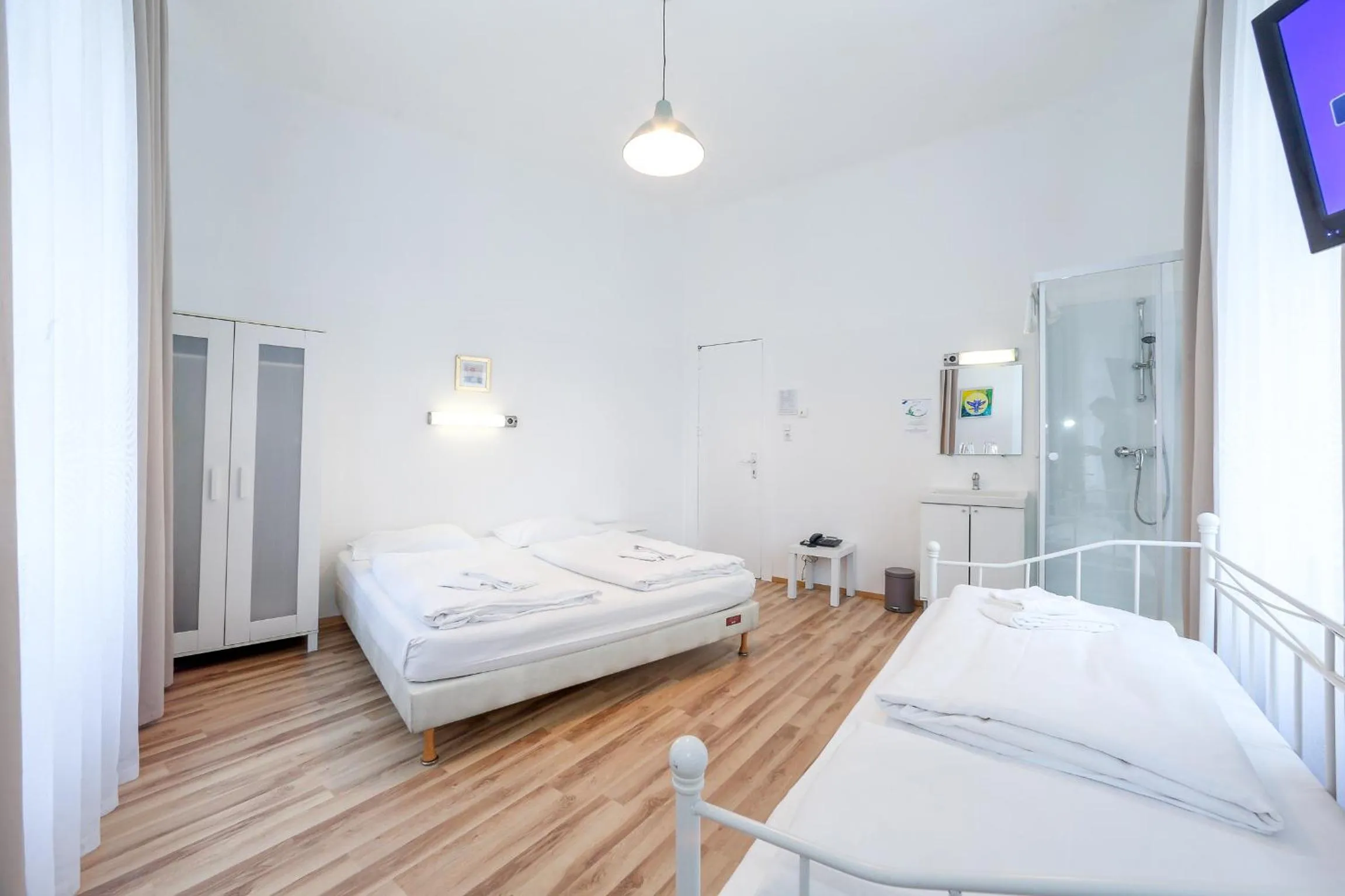 Bed in Timeout City Hotel, 5 min to city center, Self Check In