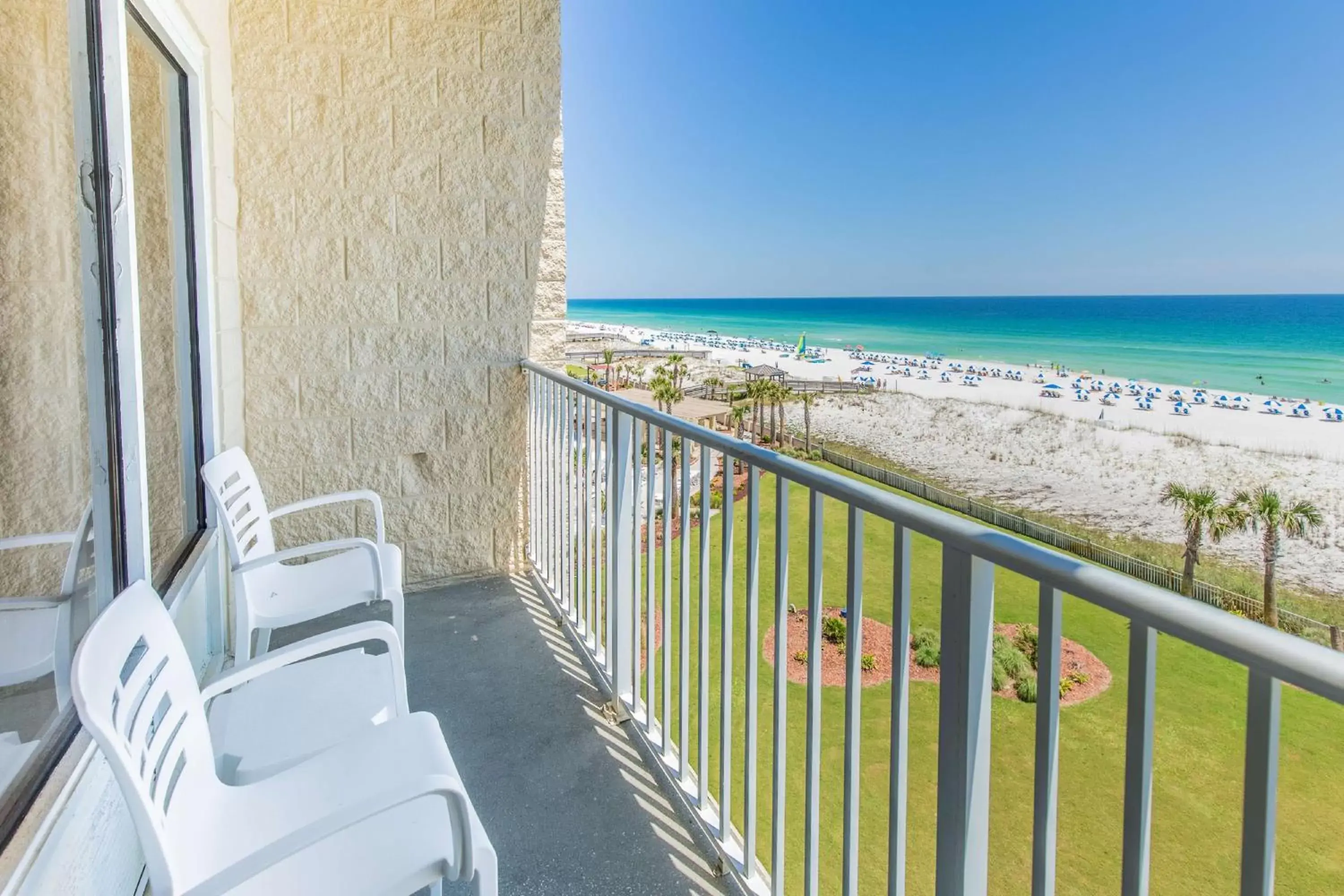 Living room, Balcony/Terrace in Hampton Inn Pensacola Beach